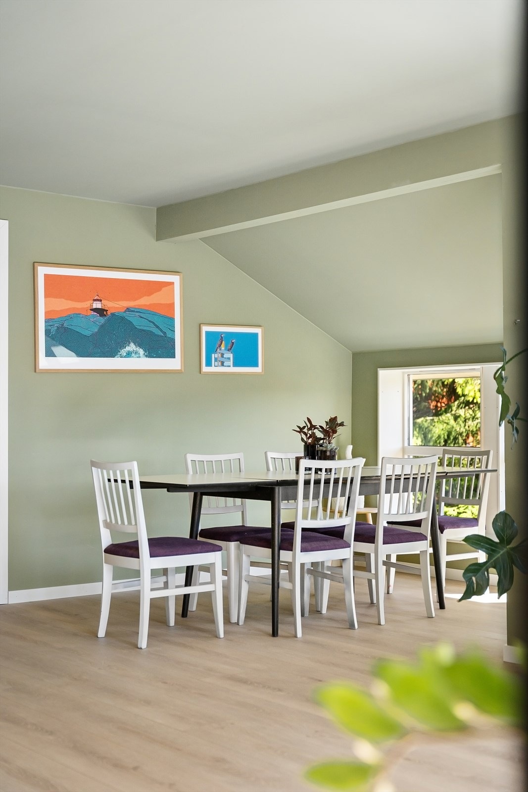 Spisestuen har god plass til et større spisebord for sammenkomster med familie og venner. Galleribilde