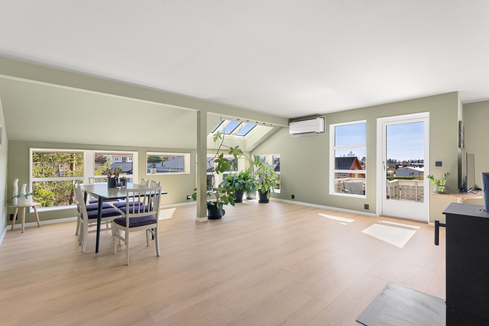 Fra stuen er det utgang til den delvis takoverbygde verandaen på 26 m², som fungerer som en forlengelse av oppholdsrommet. Galleribilde