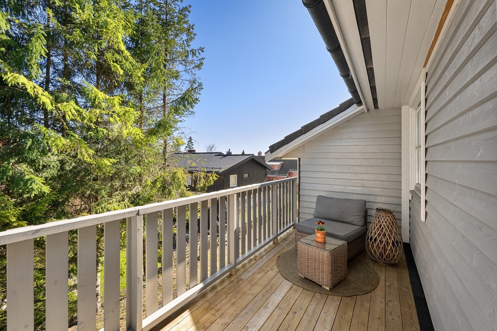Verandaen på 11 m² har utgang fra kjøkkenet og er belagt med terrassebord. Galleribilde