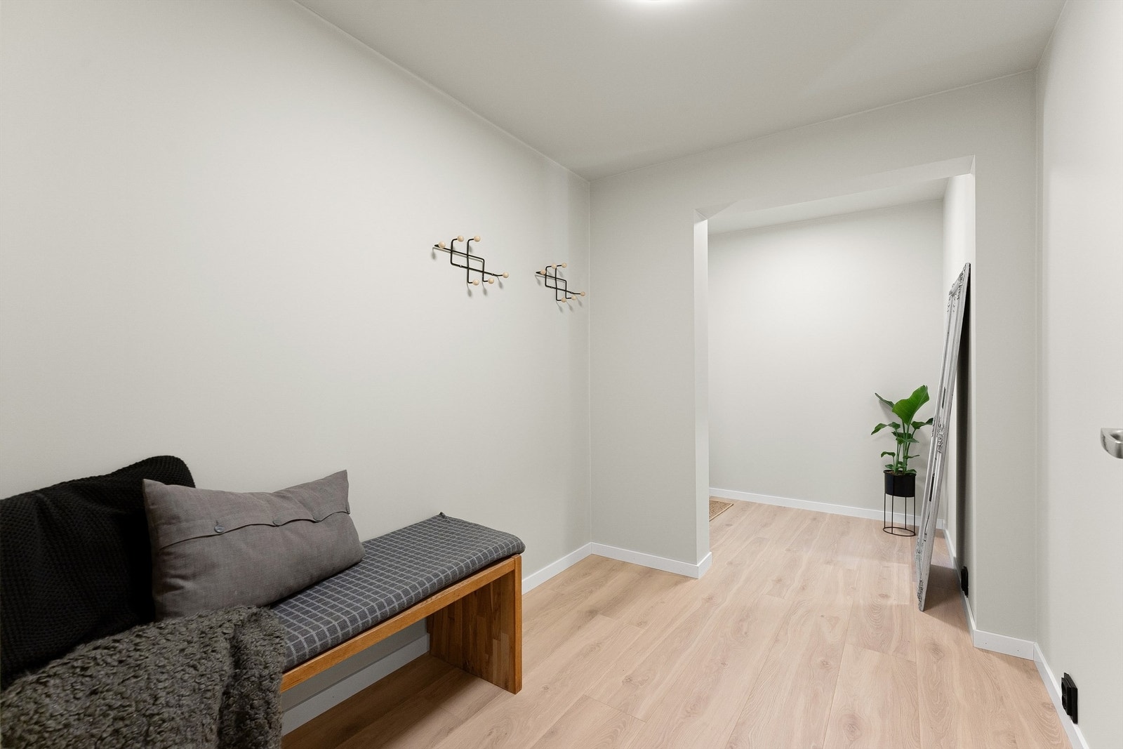 Inngangspartiet ble etablert i 2023 og ønsker velkommen inn i en lys entré med laminatgulv og gulvvarme. Galleribilde