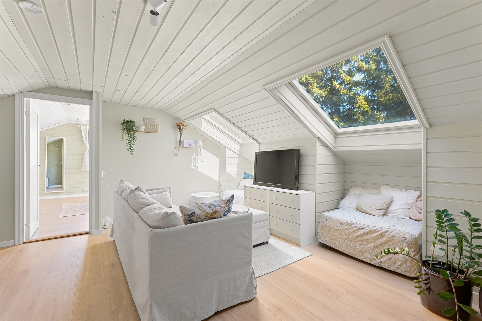 I loftsetasjen over garasjen er det et romslig rom benyttet som loftstue, med panel på vegger og i skråtak. Rom over garasje er ikke godkjent i kommunen og kjøper overtar ansvaret for dette. Galleribilde