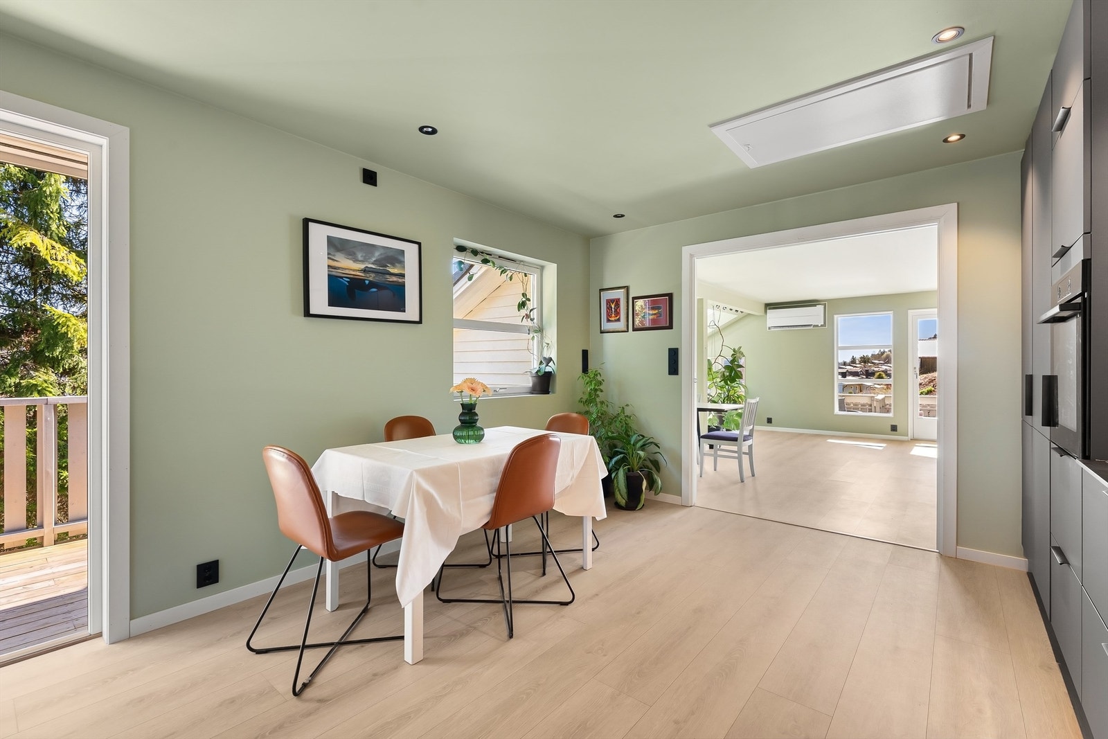 Kjøkkenet har en åpen og sosial forbindelse til stuen, og direkte utgang til en veranda på 11 m². Galleribilde