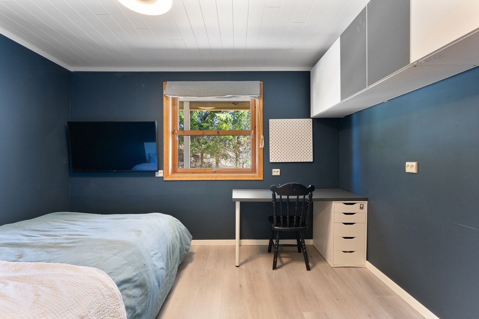 Soverom med plass til både seng og en liten arbeidsplass. Galleribilde