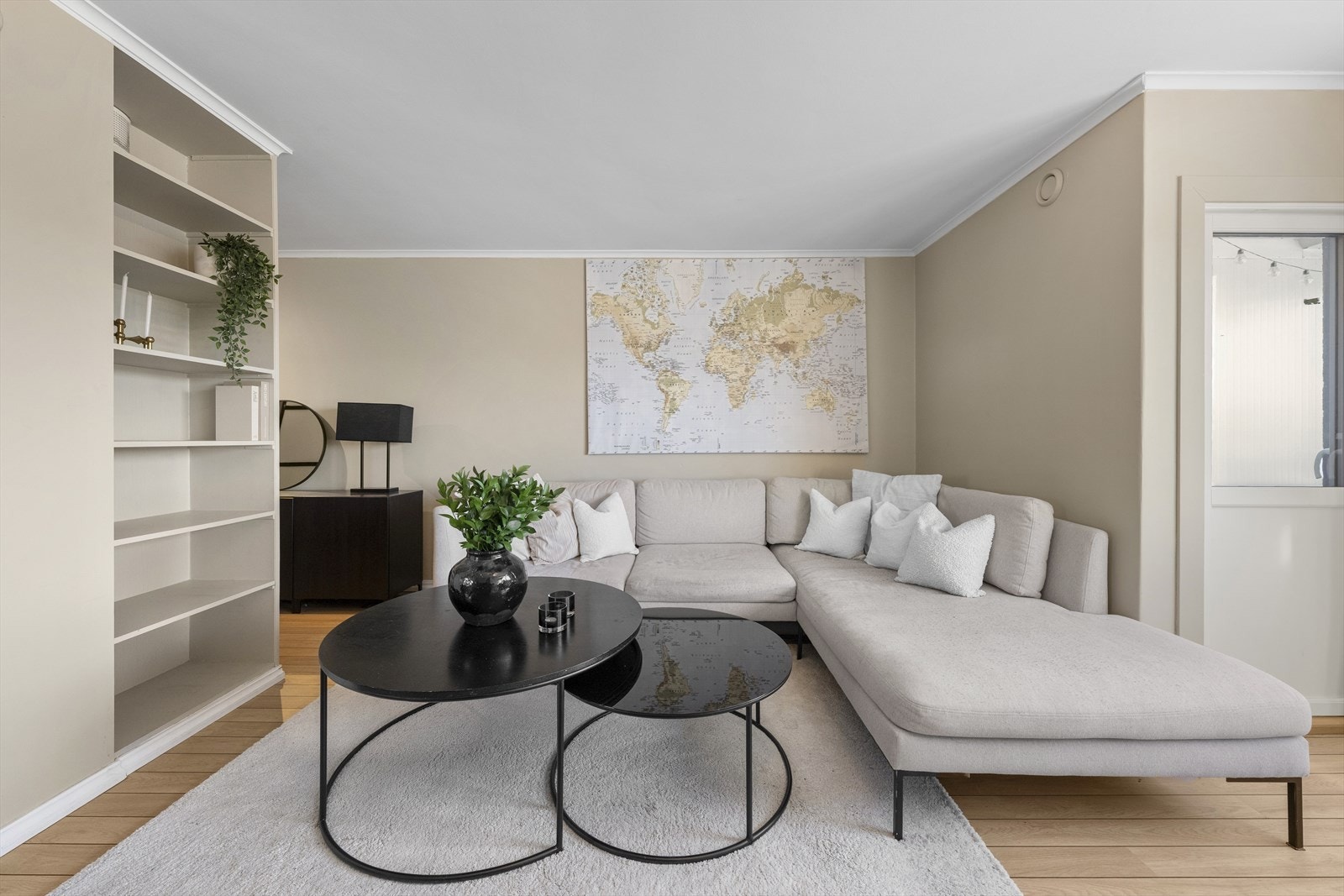 Plass til større sofa i sofakroken Galleribilde