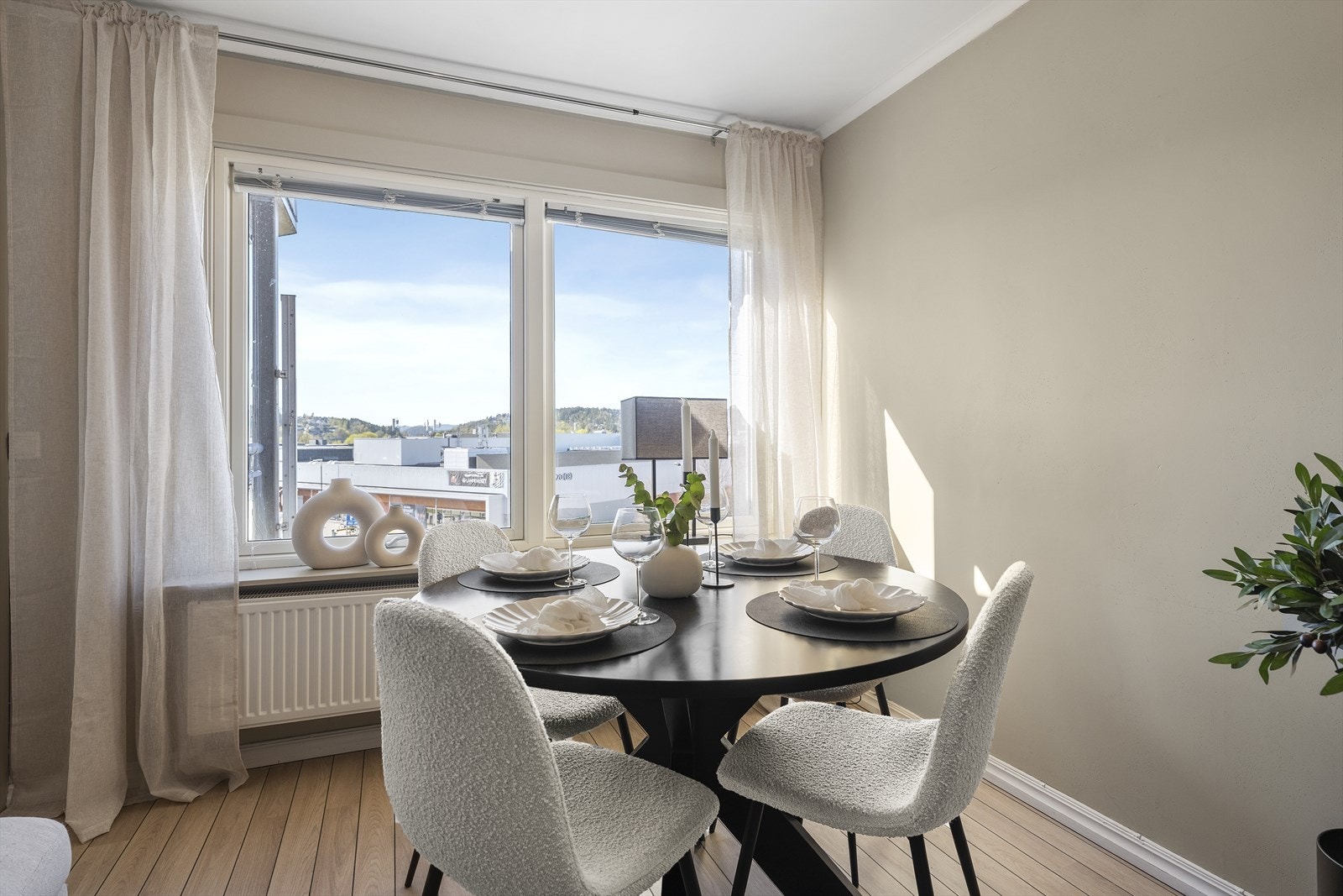 Plass til spisegruppe - oppvarming via radiator Galleribilde