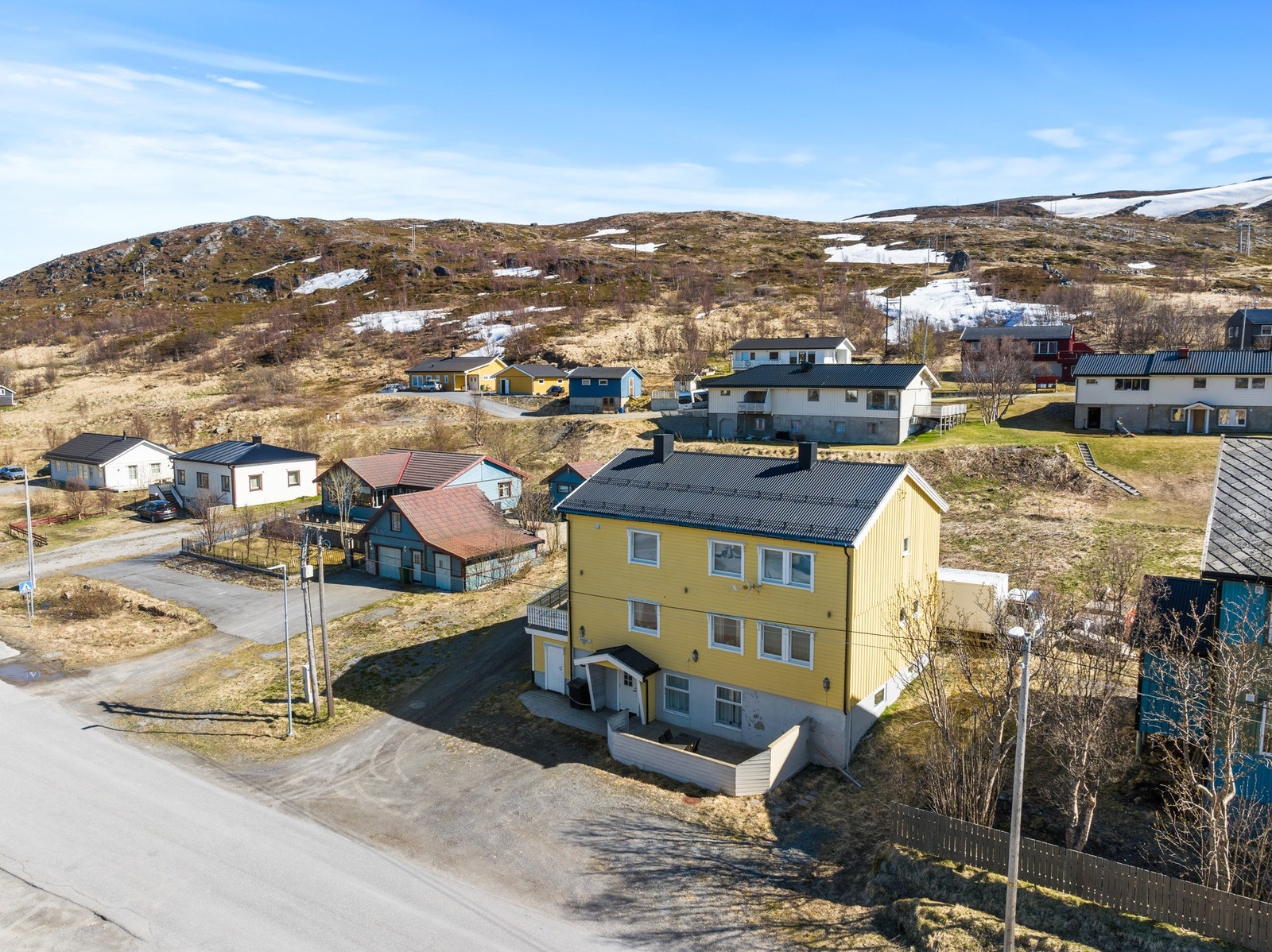 Dalvegen 2 - Romslig bolig med 3 boenheter i sentrum av Kvalsund Galleribilde