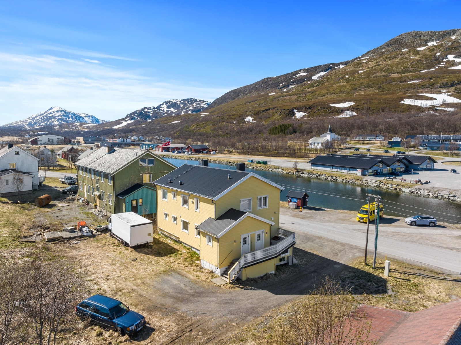 Dalvegen 2 - Romslig bolig med 3 boenheter i sentrum av Kvalsund Galleribilde