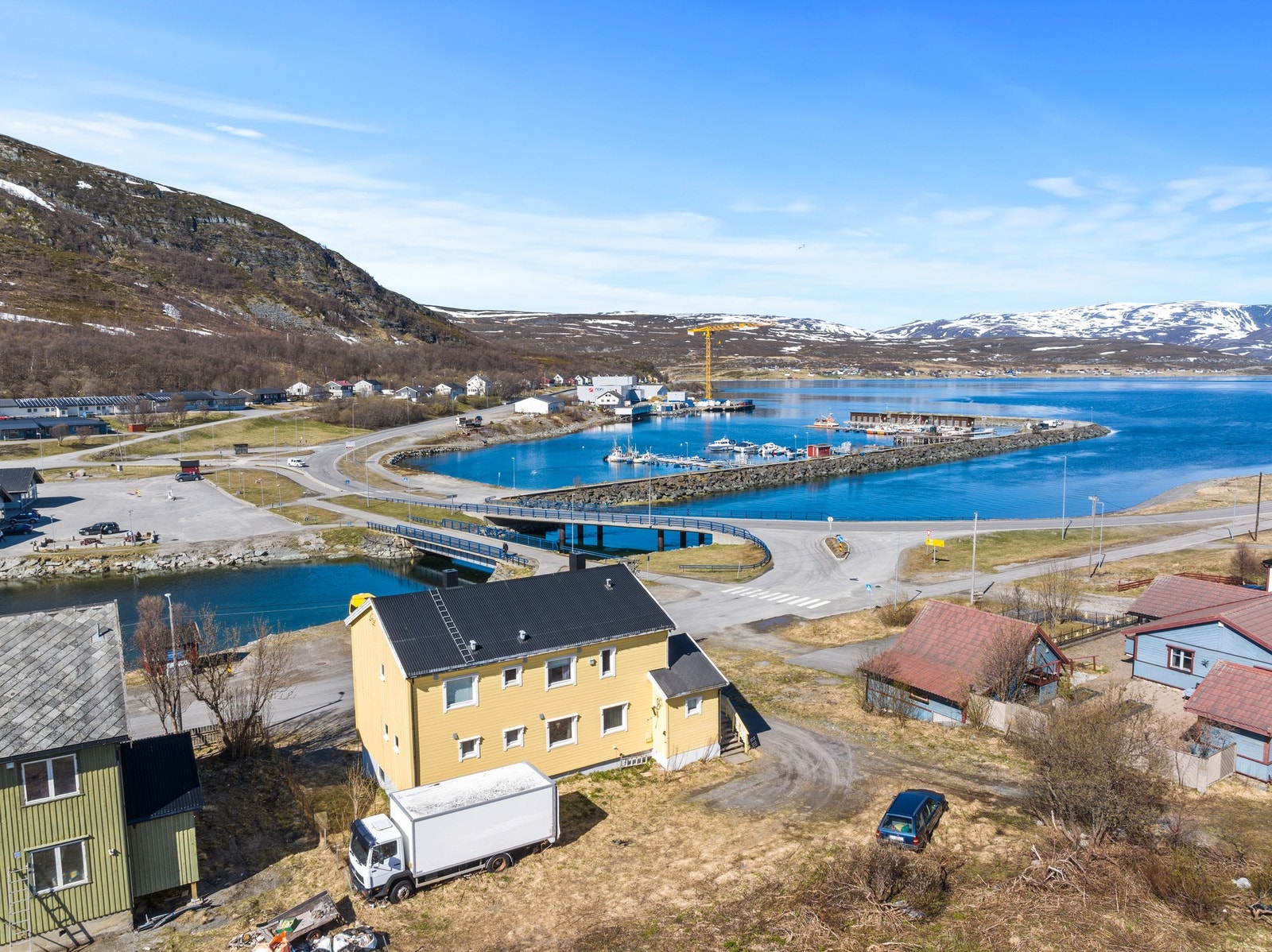 Dalvegen 2 - Romslig bolig med 3 boenheter i sentrum av Kvalsund Galleribilde