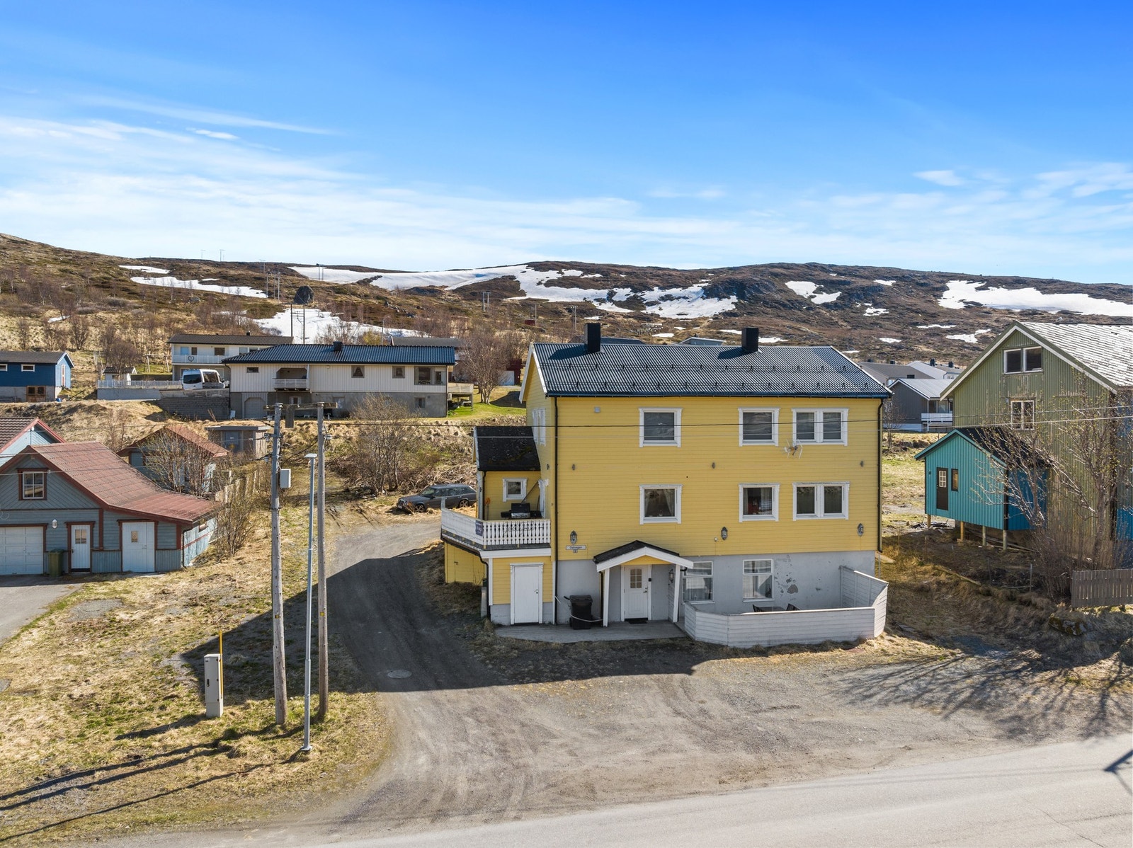 Dalvegen 2 - Romslig bolig med 3 boenheter i sentrum av Kvalsund Galleribilde