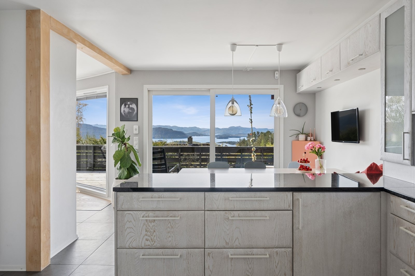 Utsikten følger deg overalt - nyt frokosten med fjorden som underholdning. Galleribilde