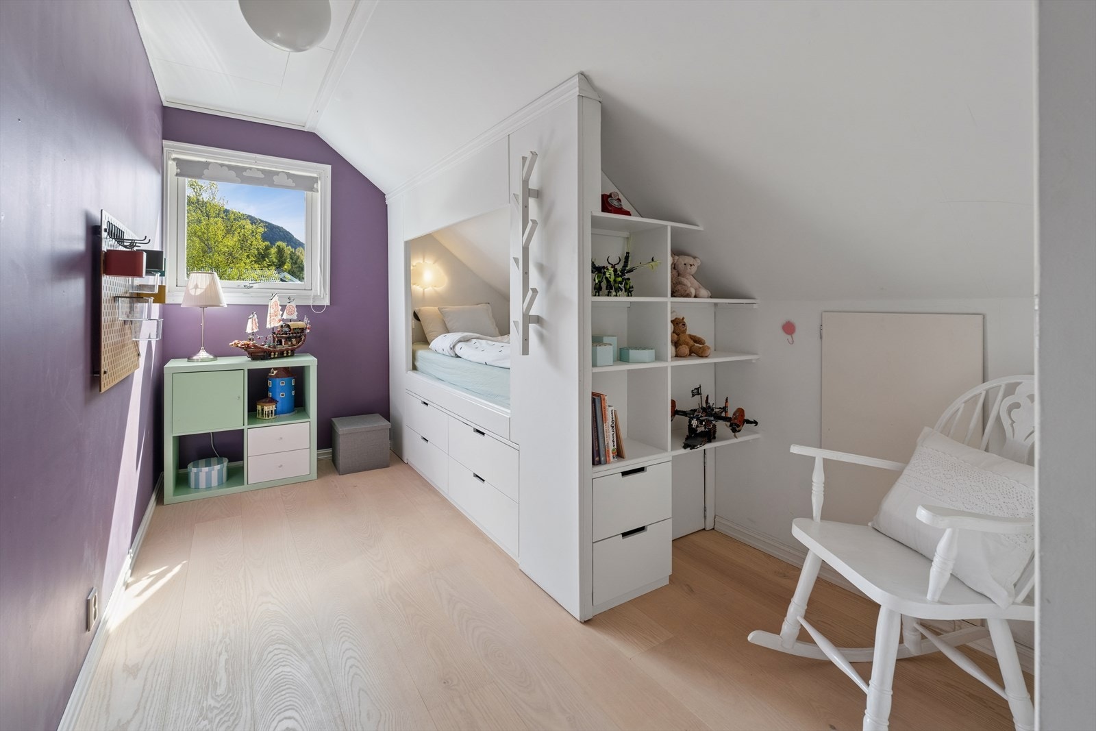 2. Etg: Soverom 2 - God plass og masse lagring i knevegg. Galleribilde