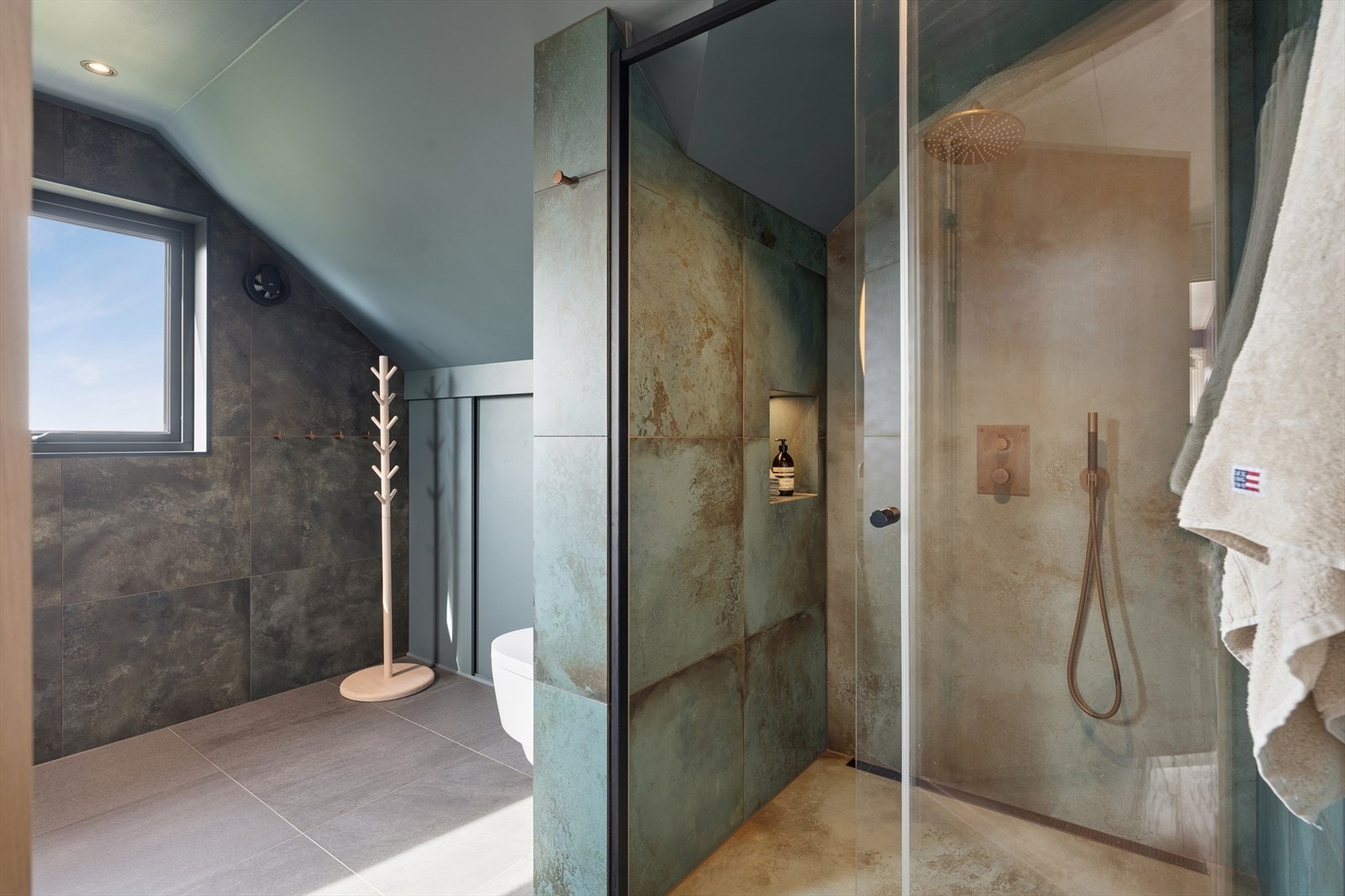 Badet er stort med dobbel servant, god lagring og stor dusj. Galleribilde