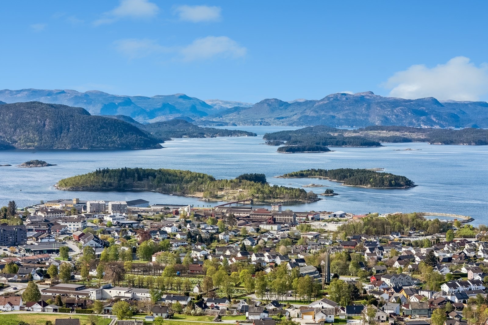 Boligen ligger i høyden over Jørpeland. Nyt utsikten og alt det Jørpeland har å by på! Galleribilde