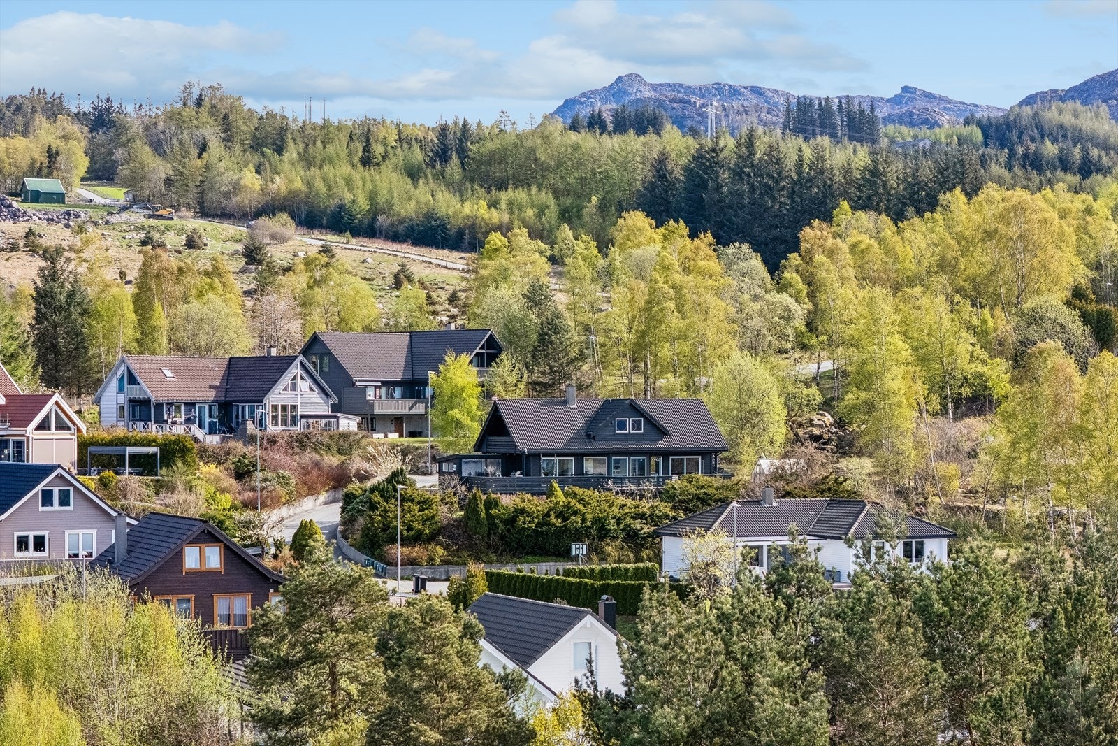 Klovsteinsvegen er et rolig og attraktivt nabolag med turstier, natur og kjekke naboer. Galleribilde
