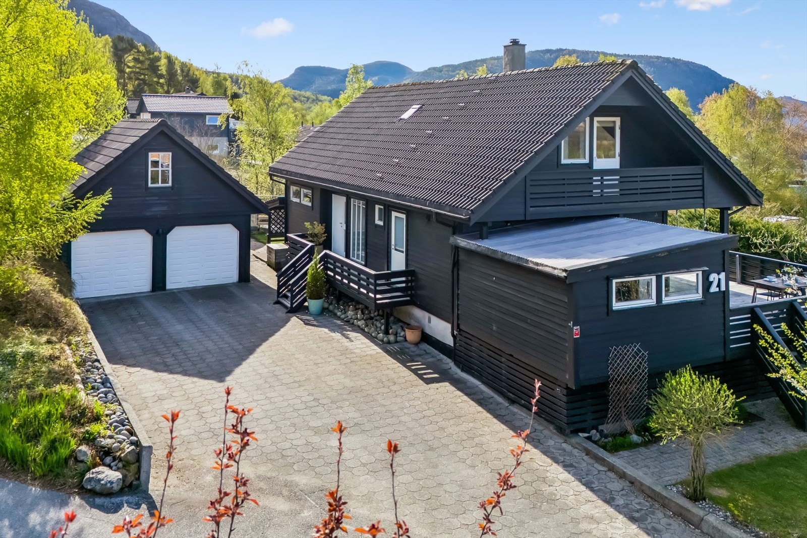 Skal man ha besøk er det plass til mange med dobbel garasje med lagring på loft og stor innkjørsel med belegningsstein. Galleribilde