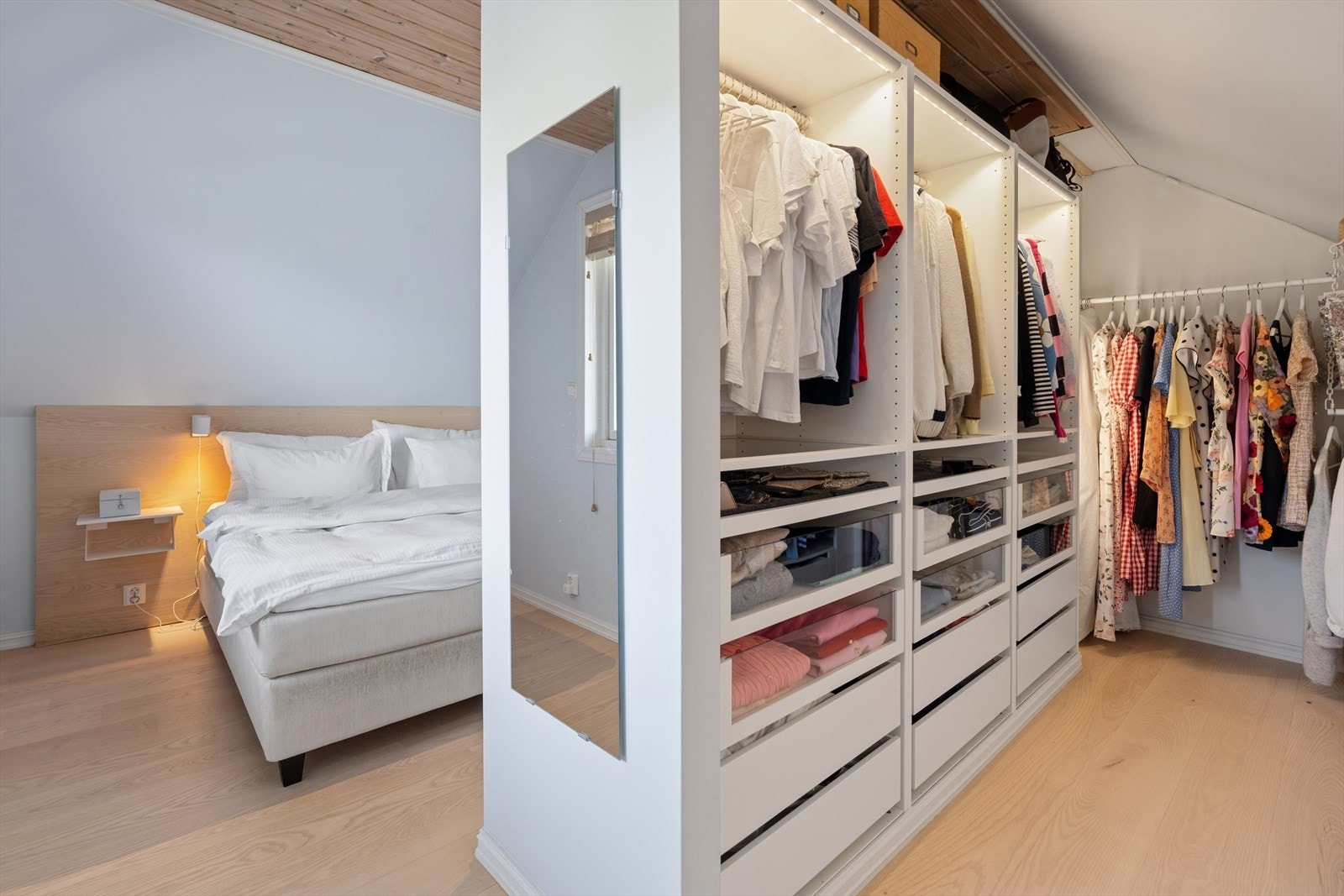 2. Etg: Hovedsoverom byr på walk in closet, nydelig utsikt og veranda. Galleribilde