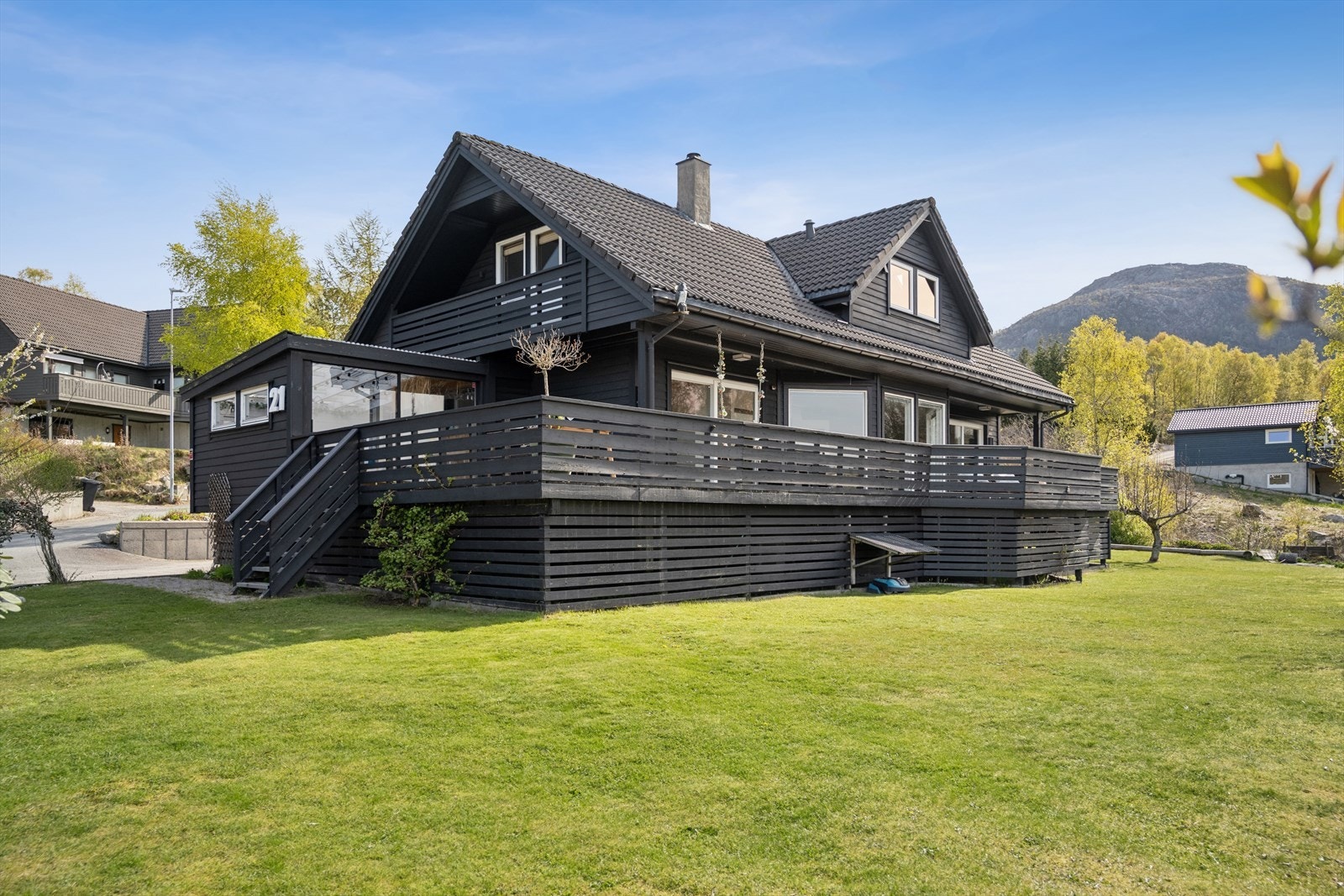 Boligen byr på 3 godkjente soverom, godt med lagring og flotte opparbeidete ute og grøntarealer! Galleribilde