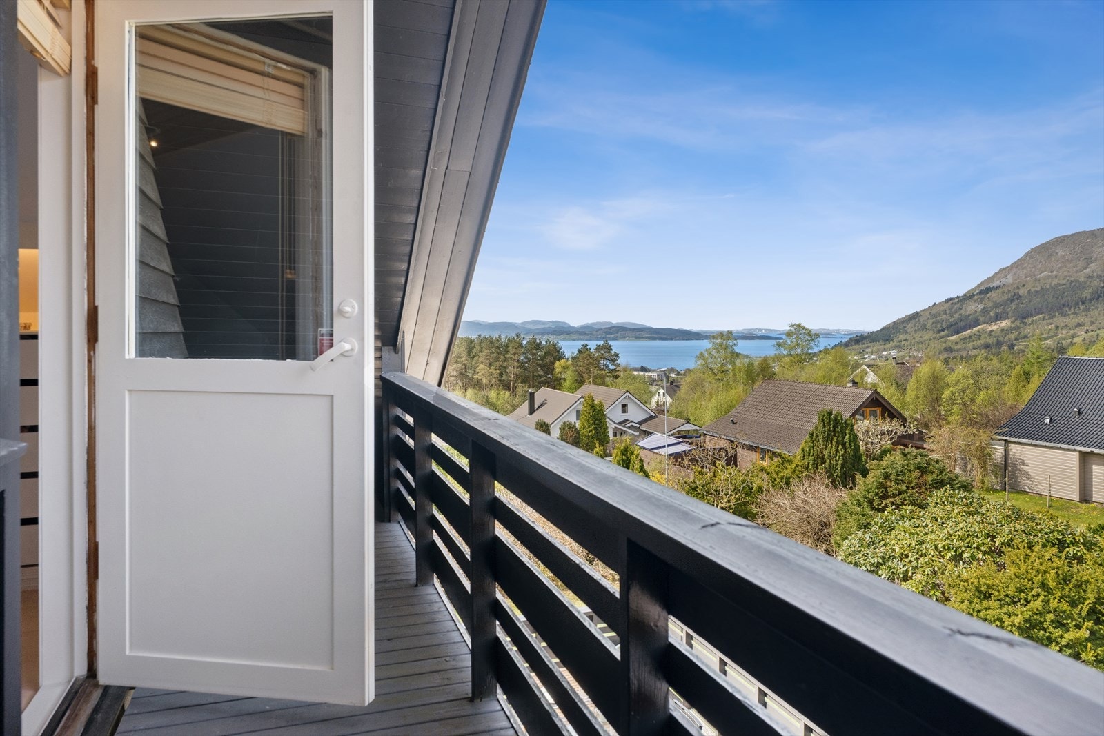 Nyt utsikten på din egen private veranda. Galleribilde