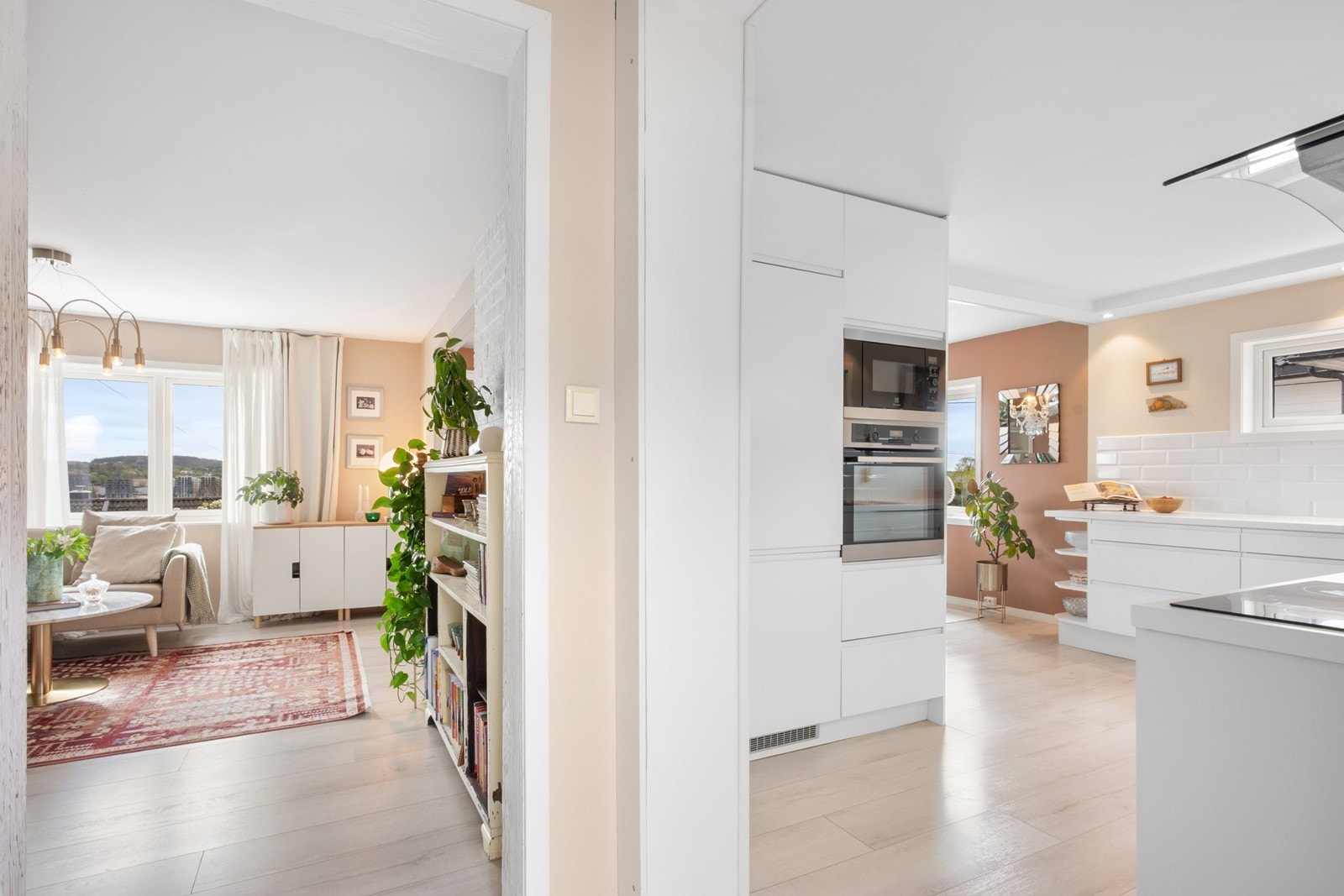 Hovedetasjen har en sosial planløsning mellom stue, spisestue og kjøkken. Galleribilde