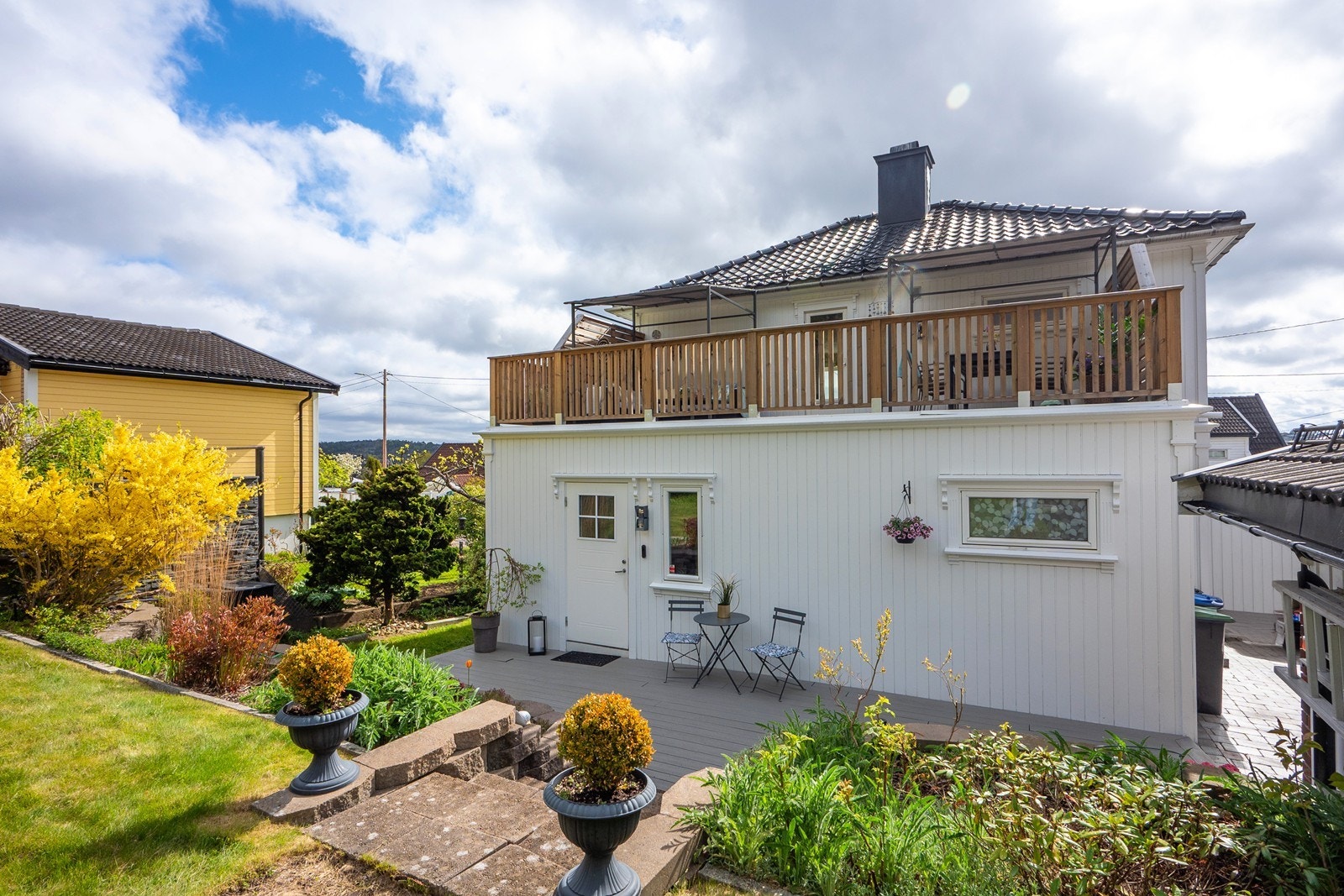 Inngang fra baksiden av huset, skjermet fra vei og med enkel adkomst fra steinbelagt gårdsplass eller garasje. Galleribilde