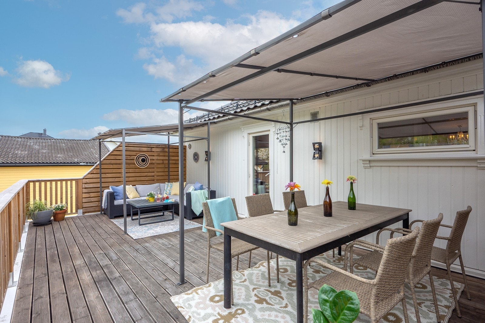 Verandaen på 30 kvm nås enkelt fra kjøkkenet og har god plass til både sittegruppe og spiseplass. Galleribilde