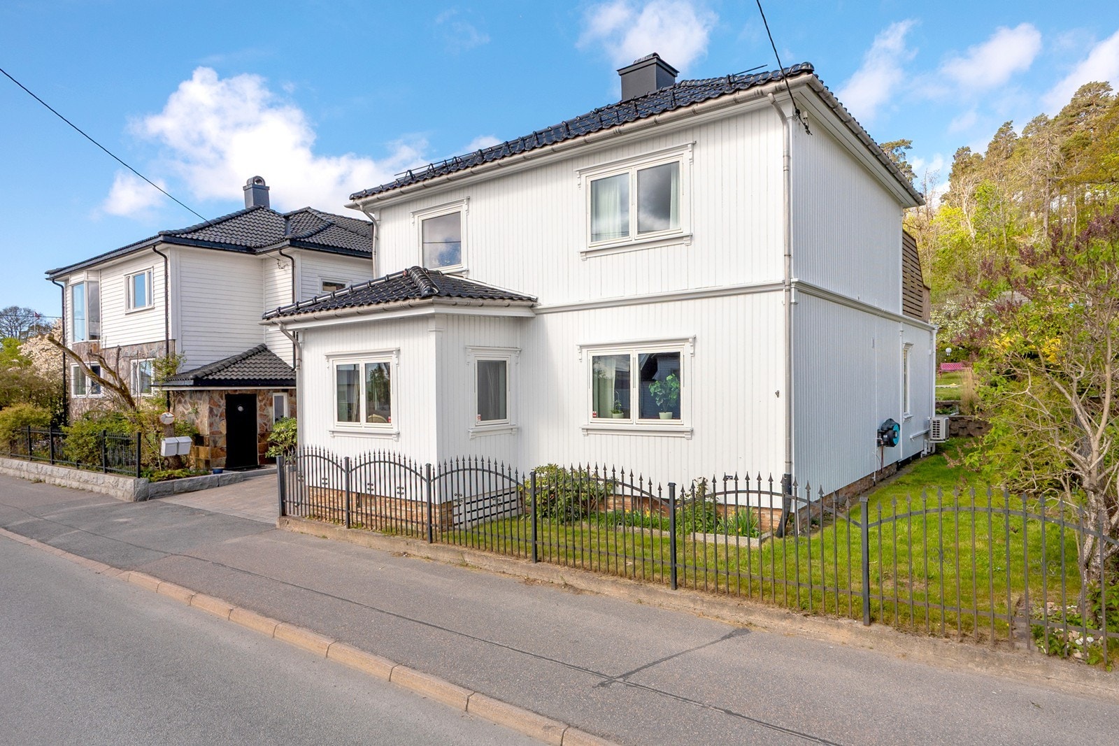 Tomten på 560 kvm er velholdt og gjennomarbeidet, med grøntarealer og hage som strekker seg rundt boligen. Galleribilde
