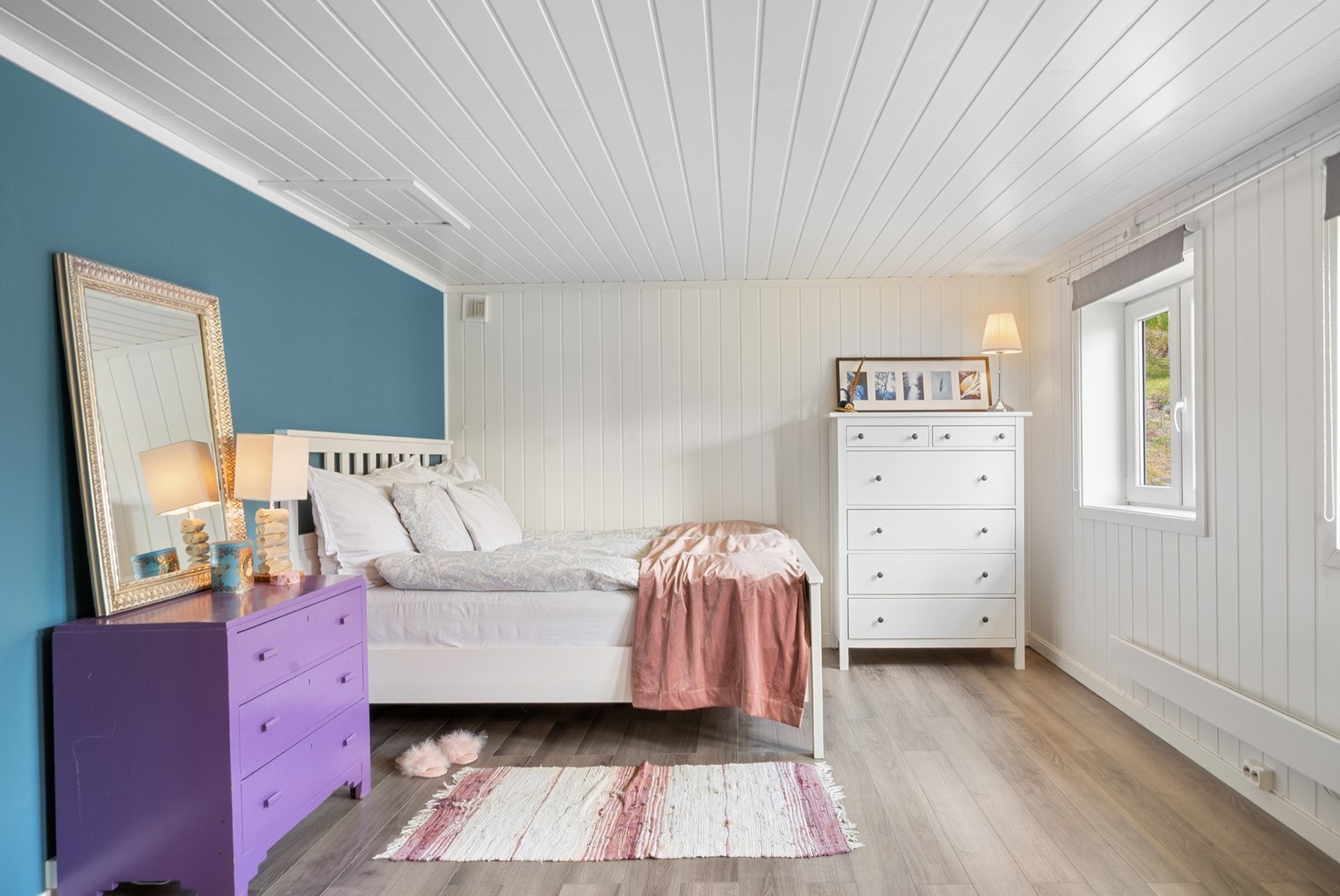 Rommet er innredet med panelte veggflater og laminatgulv, og egner seg godt som hobbyrom, atelier, eller hjemmekontor. Galleribilde