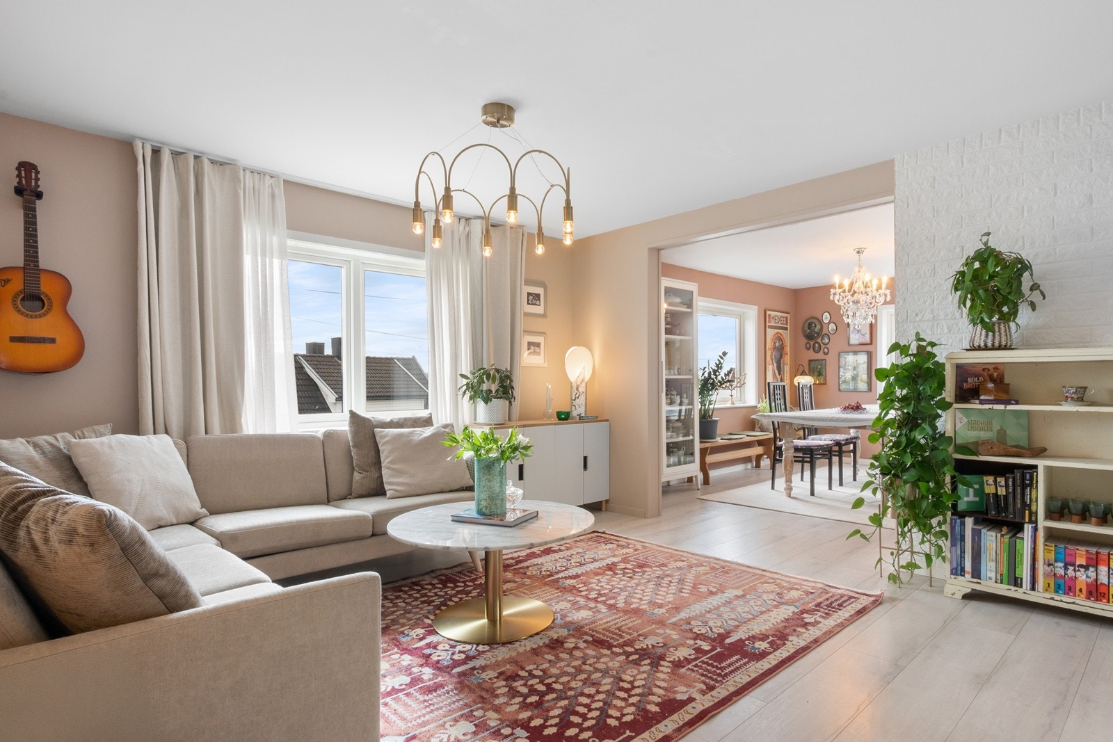 Lyse overflater og varme fargetoner skaper en gjennomført og hjemmekoselig stil, hvor moderne løsninger møter boligens mer klassiske uttrykk på en naturlig og harmonisk måte. Galleribilde