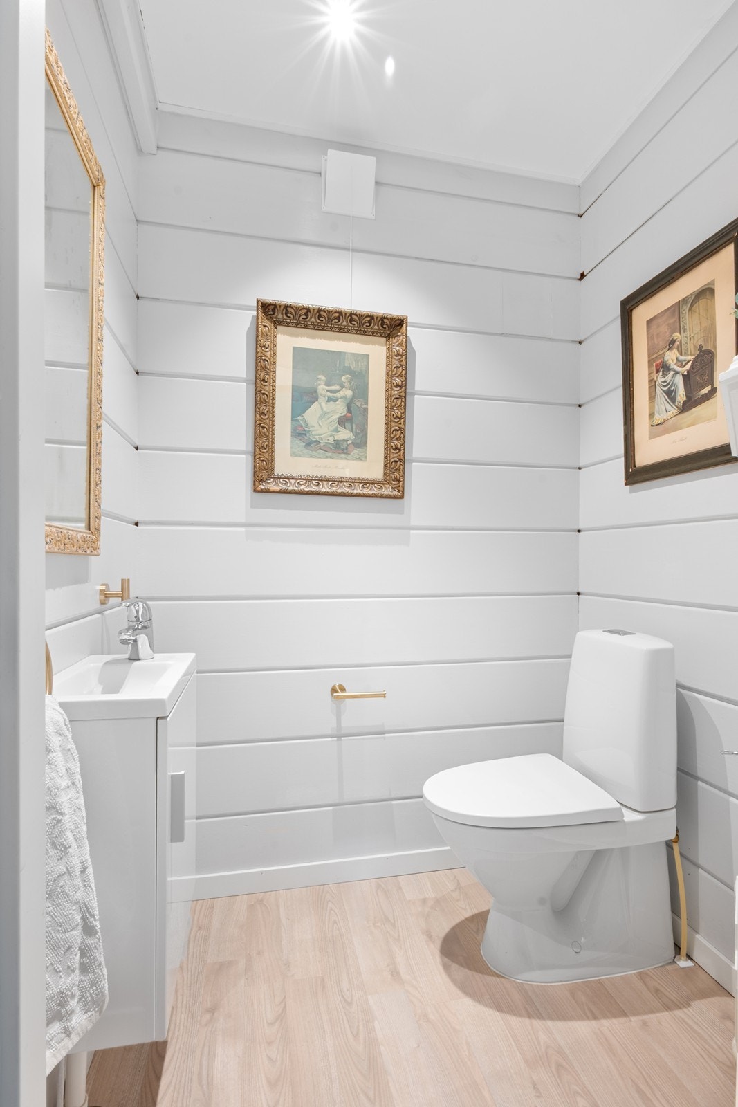 Toalettrommet ligger like ved badet og er lett tilgjengelig fra hallen. Galleribilde