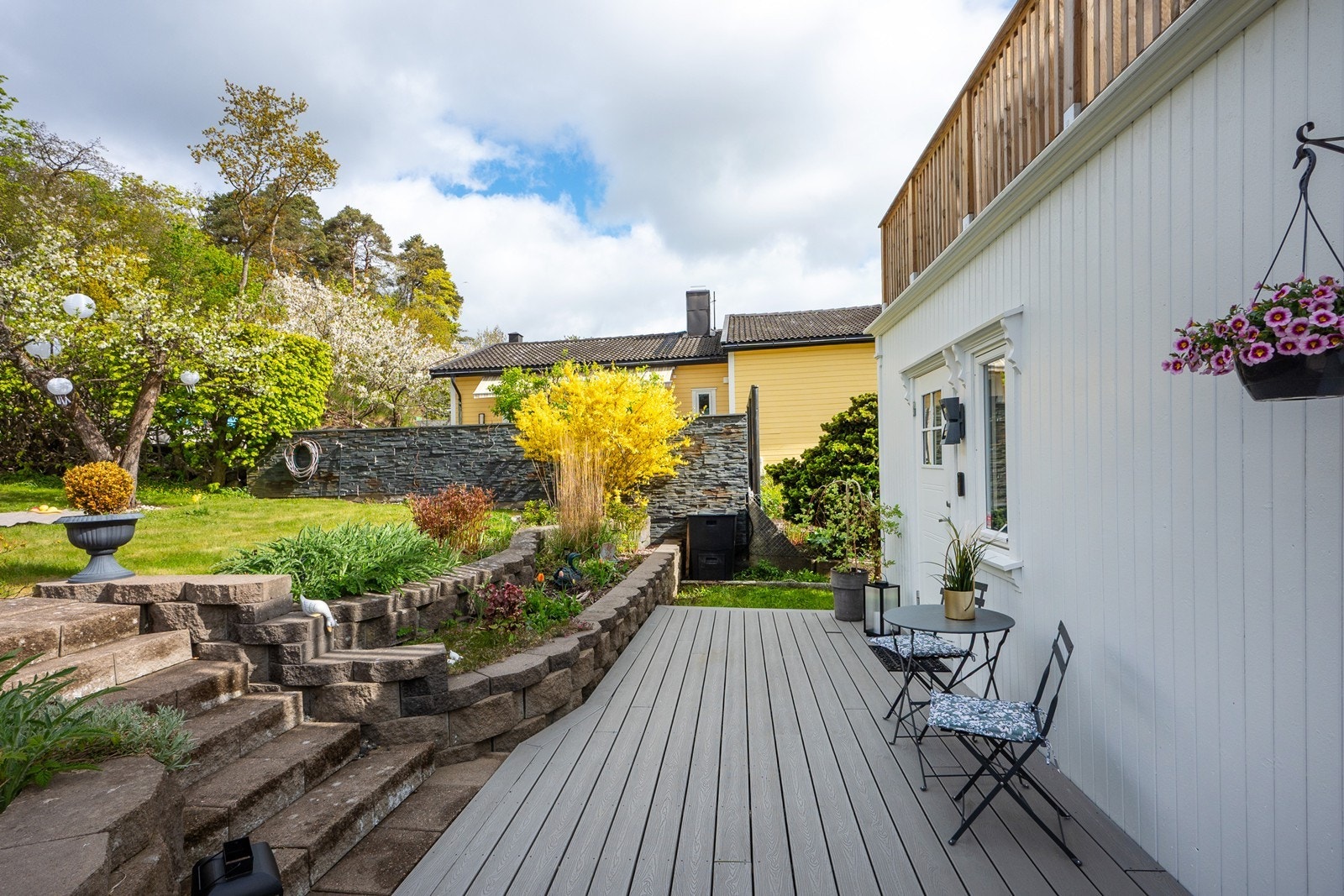 Ved inngangspartiet er det en hyggelig terrasse med plass til kafésett. Galleribilde