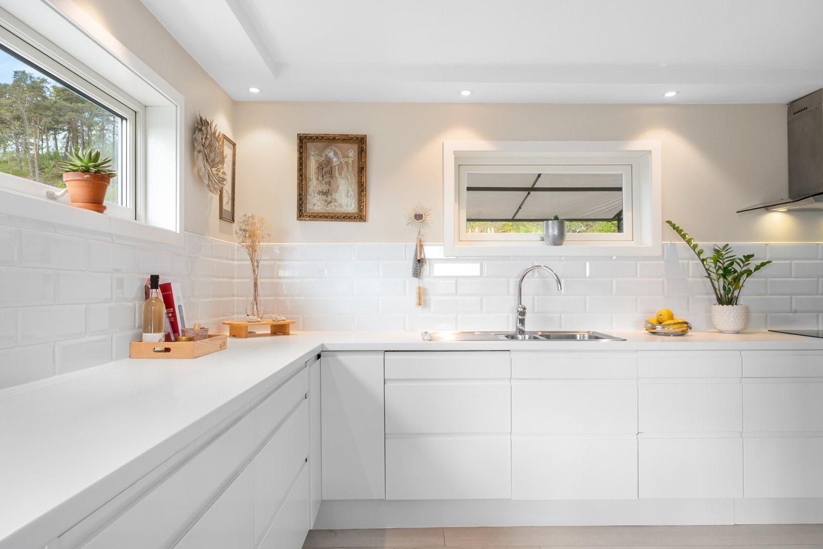 Downlights i himling, gode vindusflater og blanke metrofliser over benk bidrar til et lyst uttrykk. Galleribilde