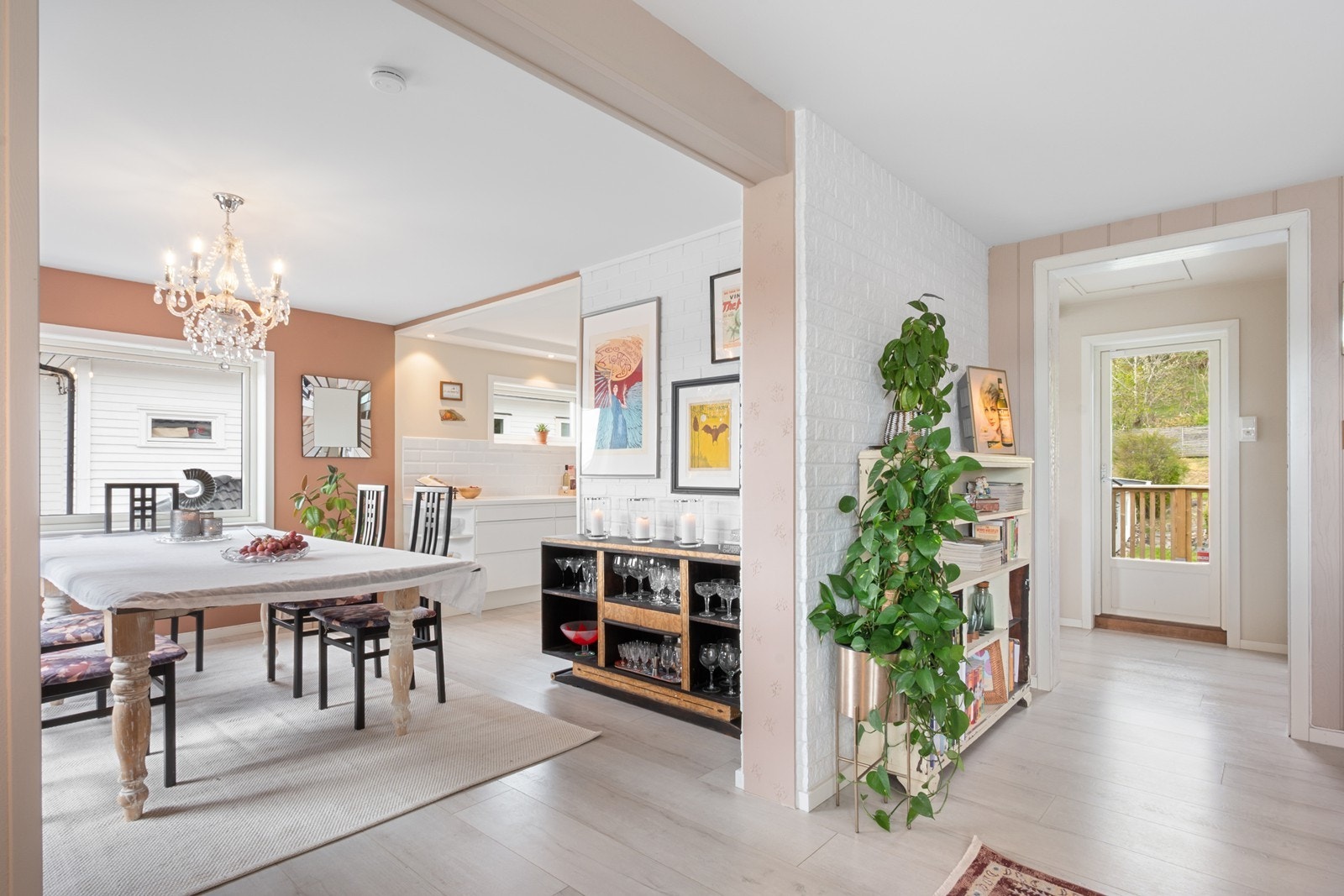 Verandadør gir enkel tilgang til uteplassen fra både spisesonen og kjøkkenet. Galleribilde