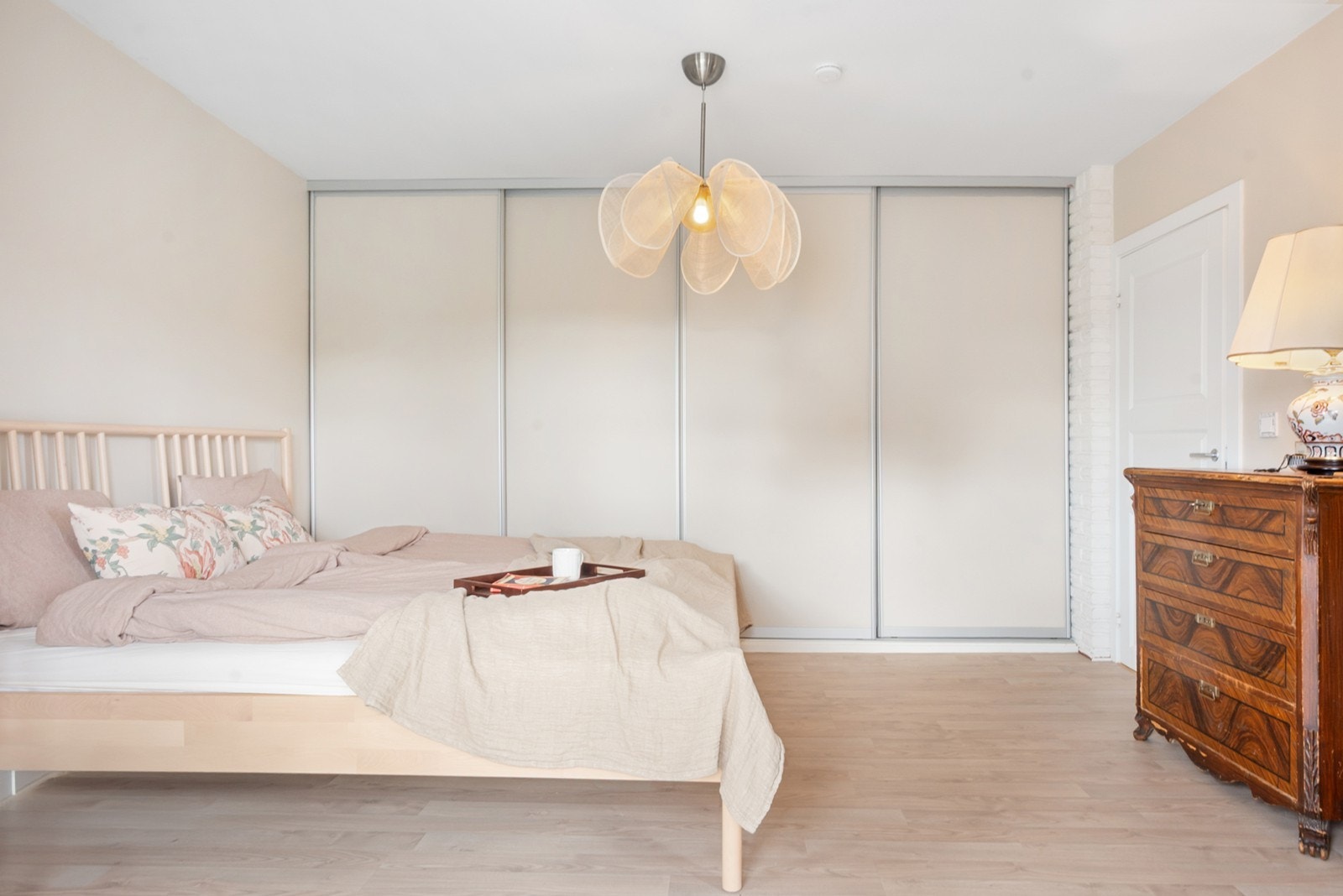 Rommet har gode oppbevaringsmuligheter i skyvedørsgarderobe langs veggen. Galleribilde