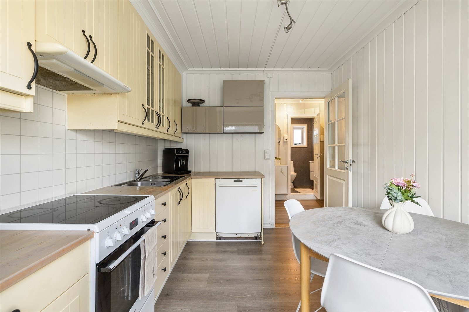 Plass til spisebord på kjøkkenet. Galleribilde
