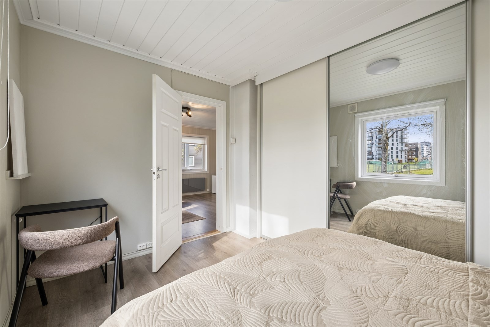 Praktisk skyvedørsgarderobe. Galleribilde