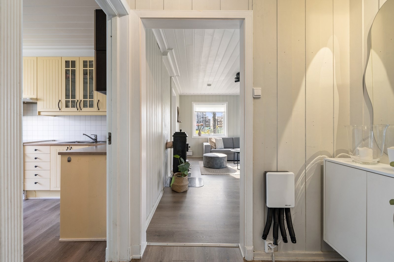 Lys og innbydende gang med gjennomgang til stue, delvis åpen løsning mot kjøkken. Galleribilde