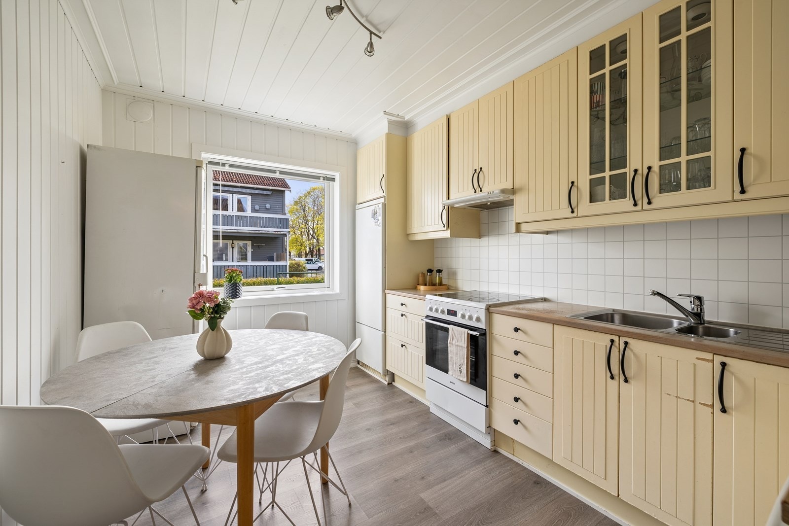 Godt med skap og benkeplass. Galleribilde