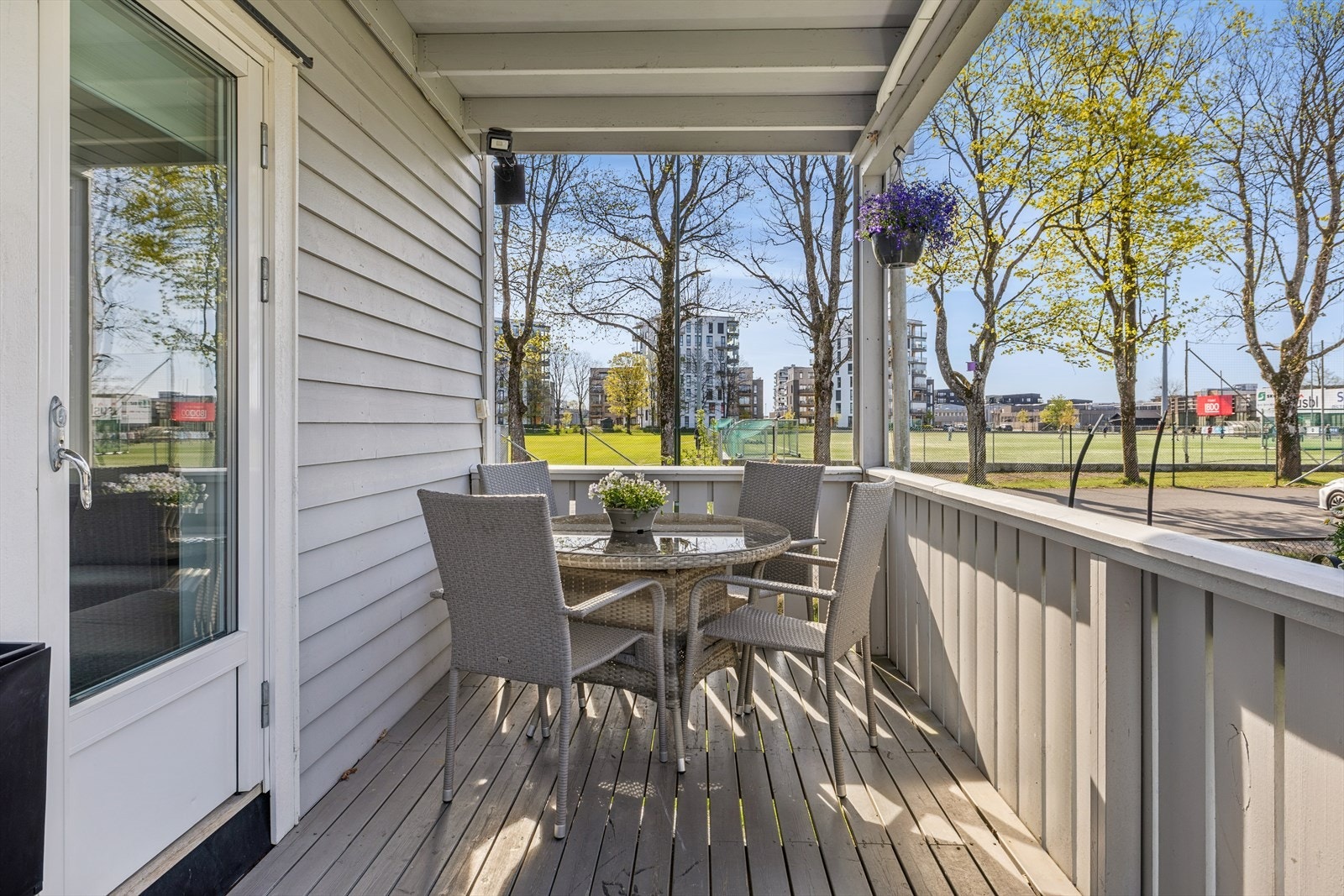 Delvis overbygget veranda med plass til sittegruppe. Galleribilde