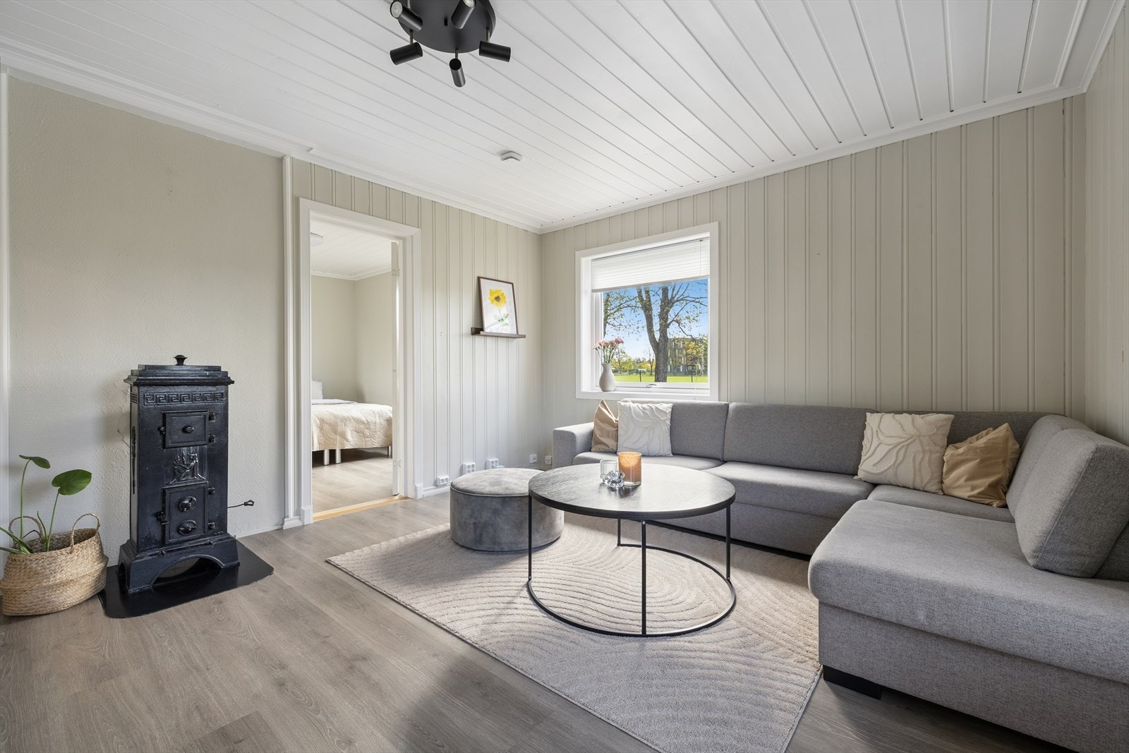 Lys og hyggelig stue med gode lysforhold, vedovn og plass til sofa. Galleribilde