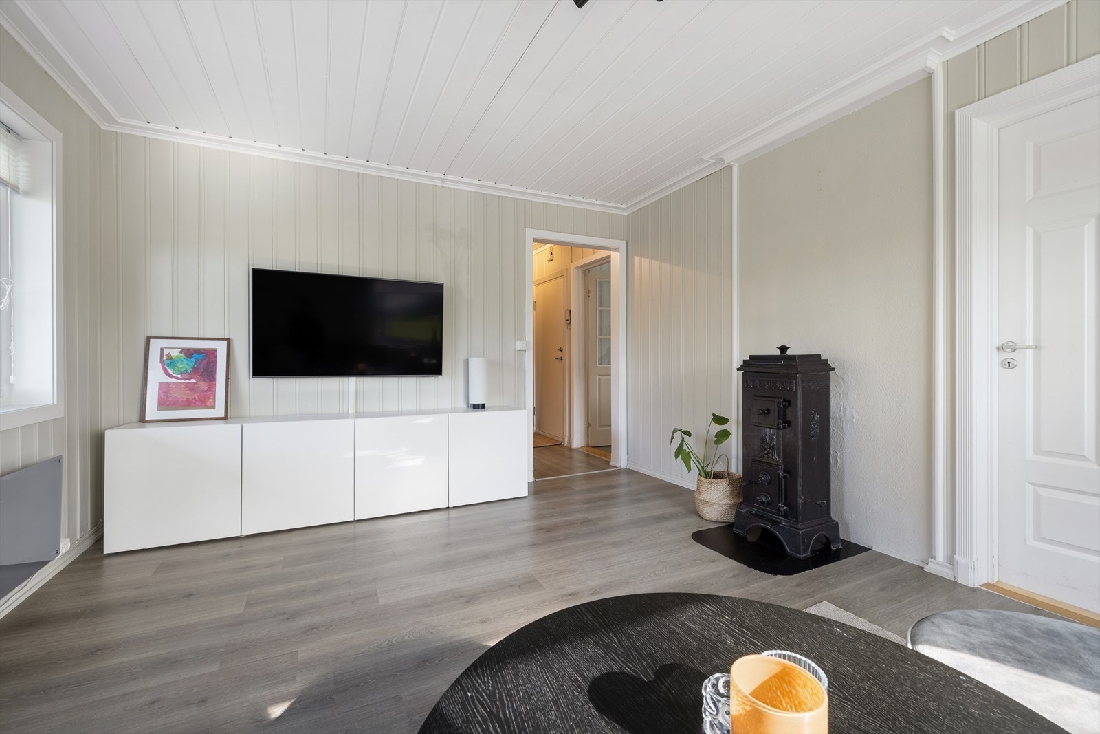 Stue med god plass til TV-løsning. Galleribilde