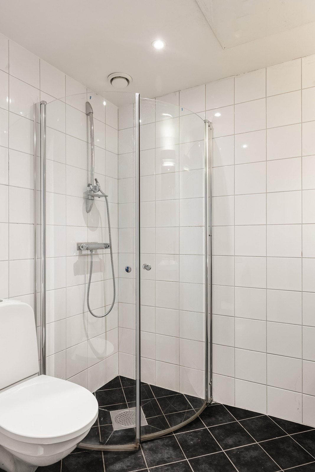 Baderomsinnredning og dusjdører ble byttet i 2024, noe som gir badet et oppgradert og moderne uttrykk. Galleribilde