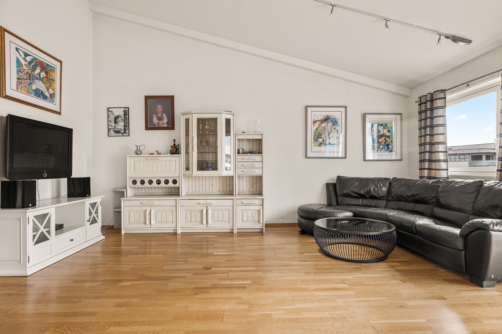 Her har du god plass for større sofa, tv og annet møblement. Galleribilde