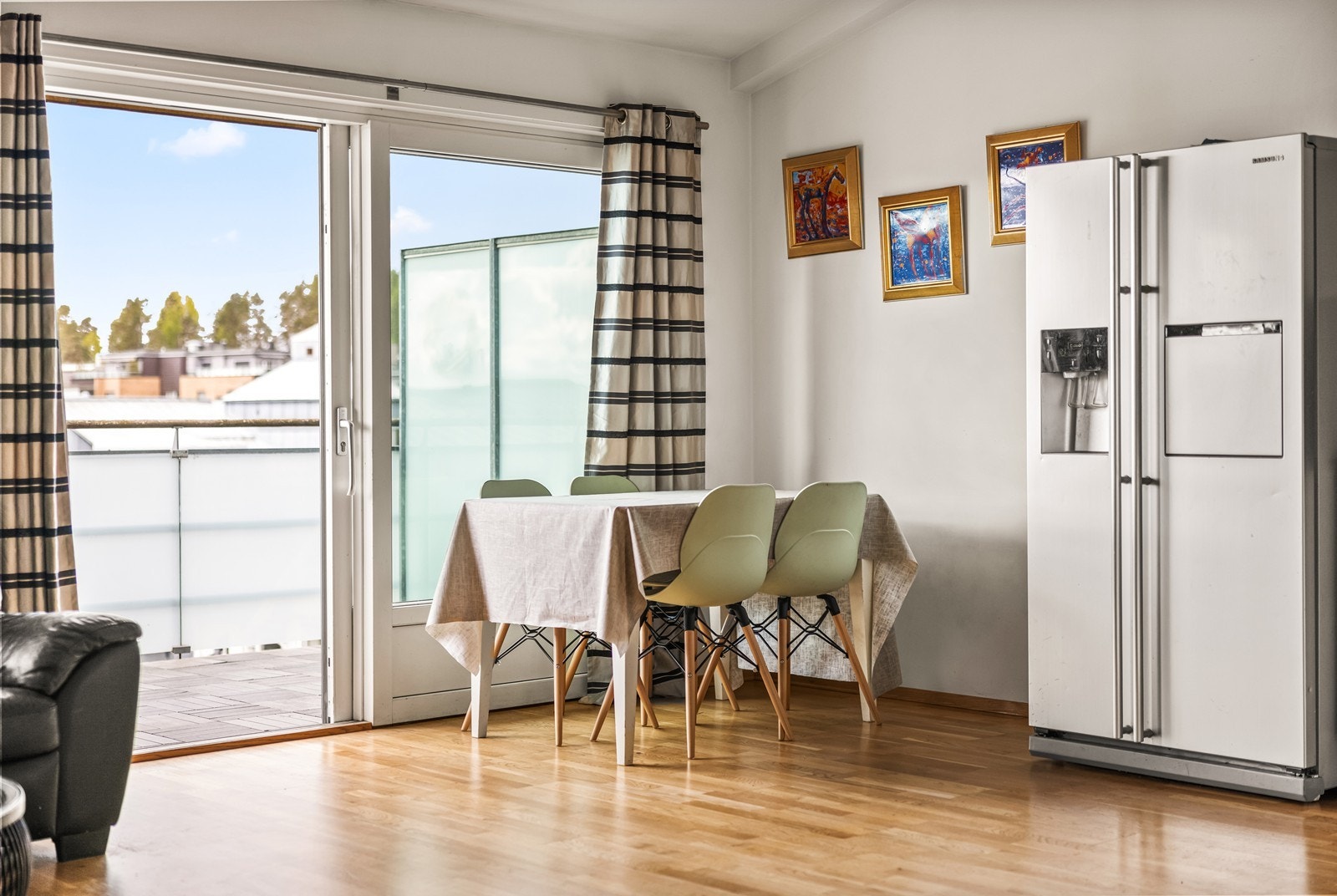 Store vindusflater slipper inn rikelig med naturlig lys, og glassskyvedør gir direkte utgang til balkongen. Galleribilde