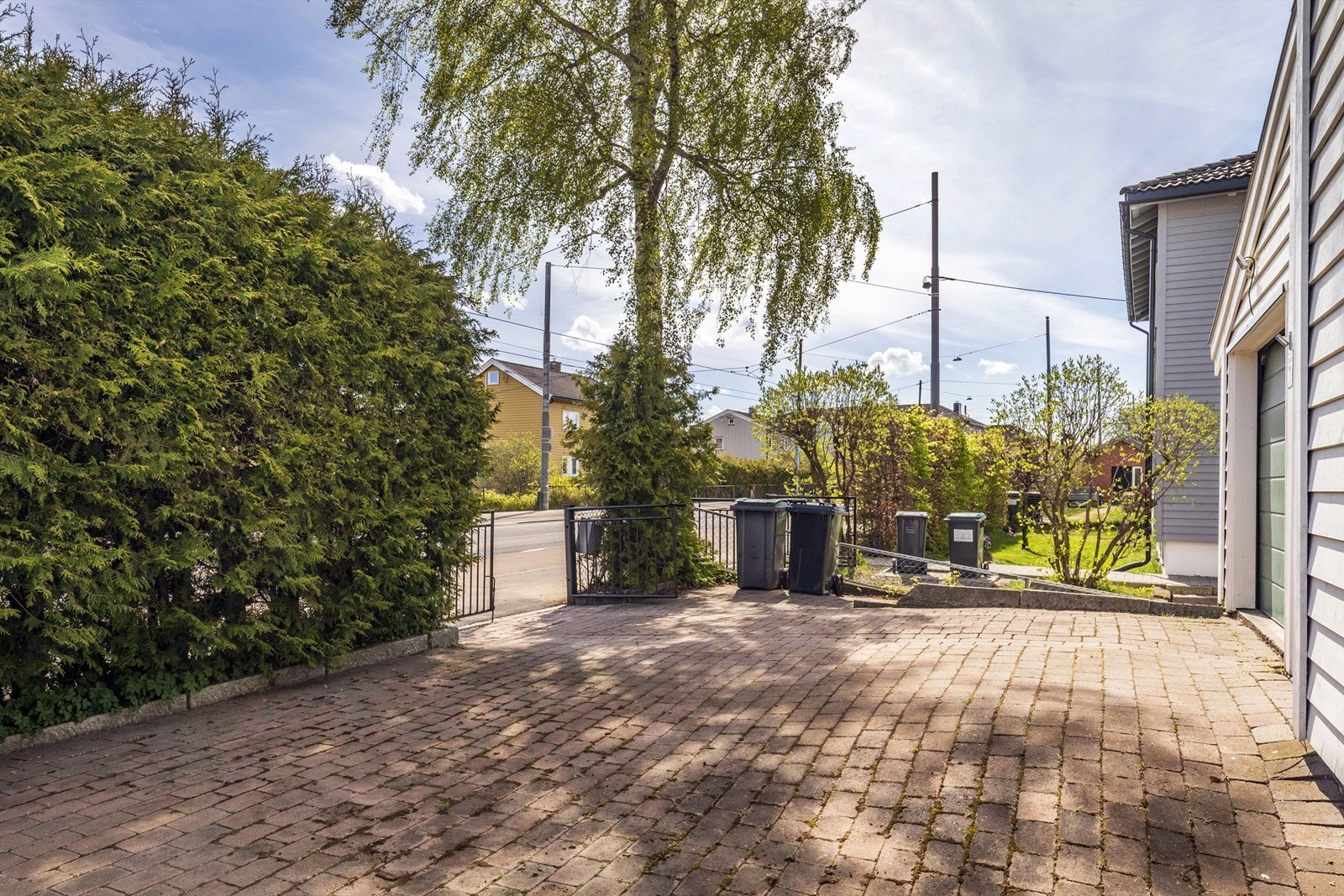 Gårdsplass med plass til parkering Galleribilde