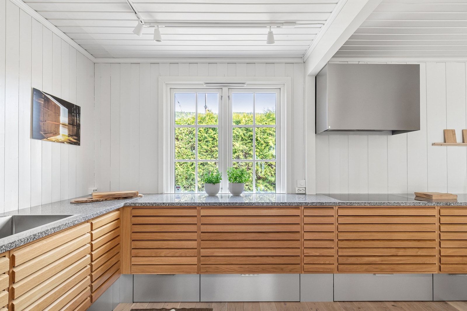 Innredningen har god oppbevaringsplass og fine arbeidsflater Galleribilde