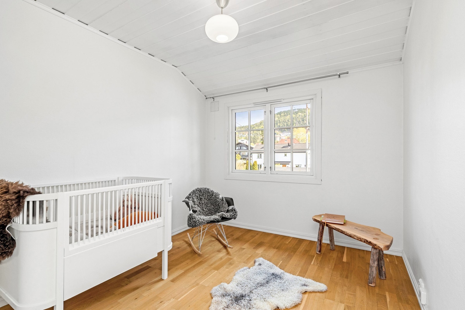Barnerom med god plass til seng, kommode og en skrivepult Galleribilde