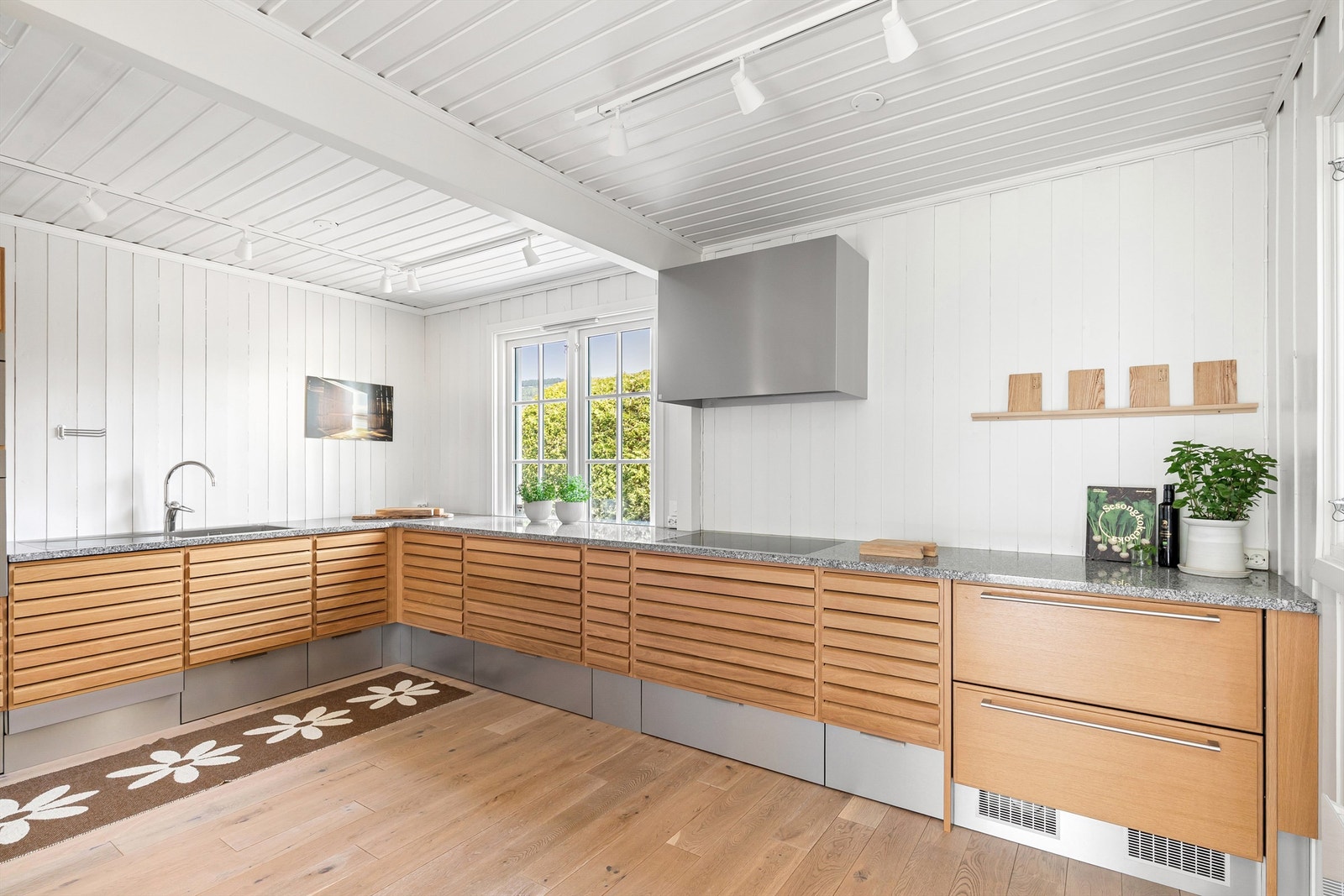 Boligen fremstår lys og luftig med romslige oppholdsrom. Foto: Hanne Bruland/FotoHanne Galleribilde