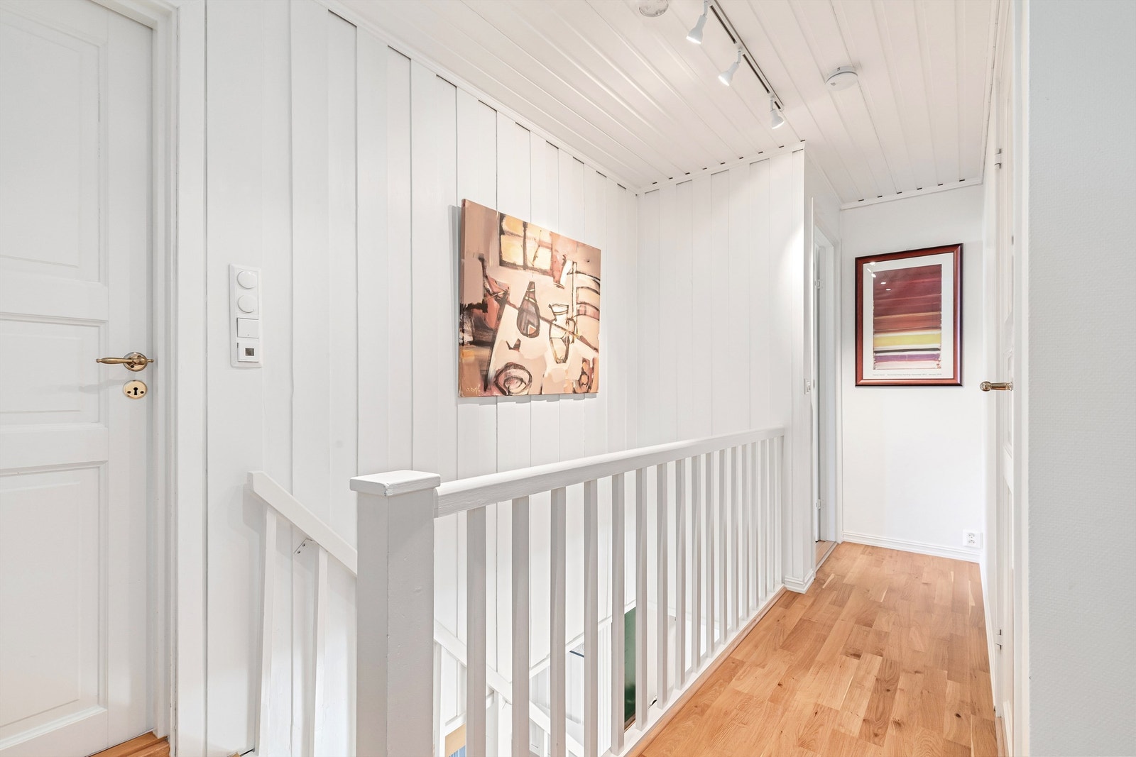 Gangen i 2. etasje samler tre av boligens fire soverom og et bad fint sammen Galleribilde