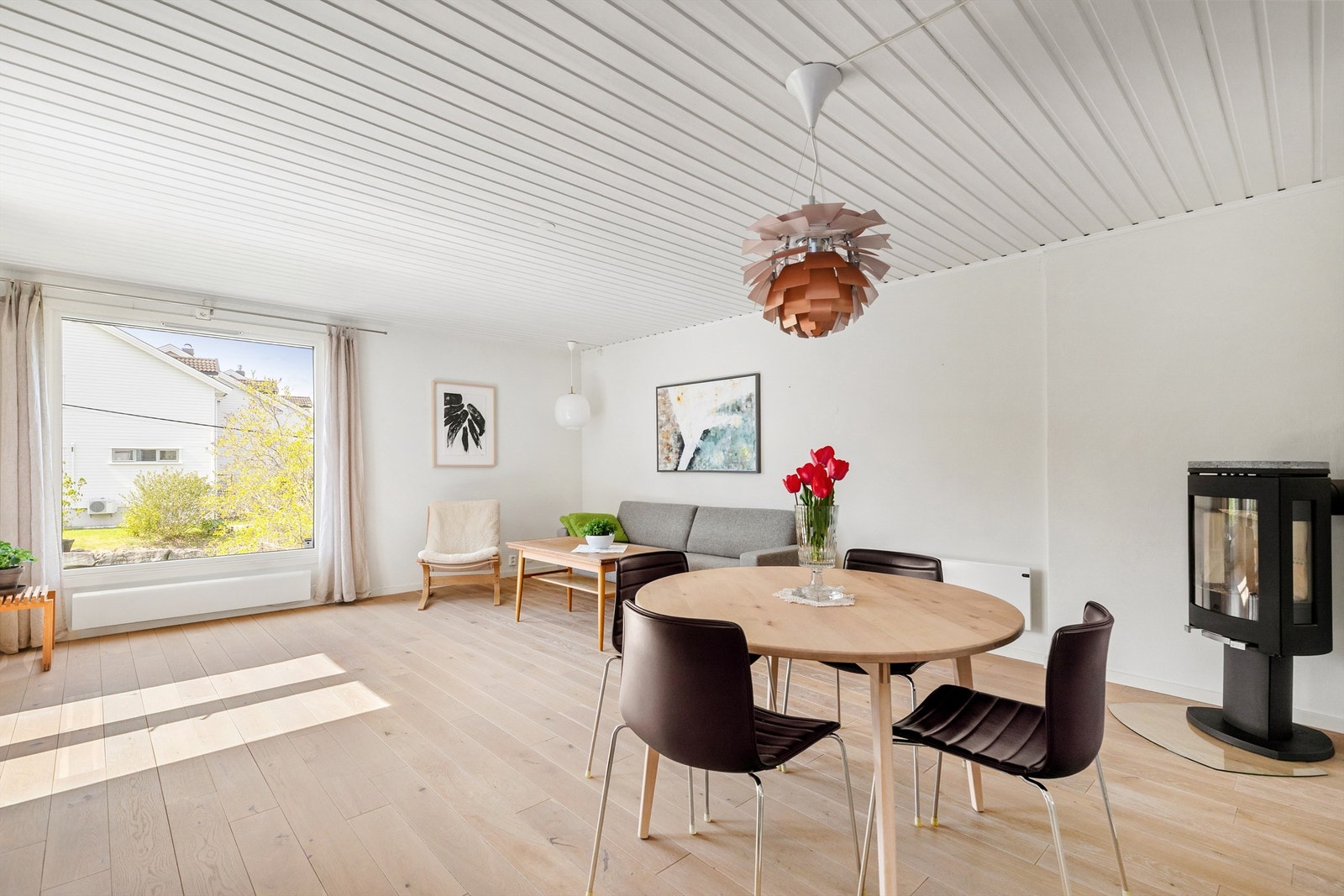 Romslig stue med god plass til en sofagruppe med tilhørende mediemøblement og en spisegruppe Galleribilde