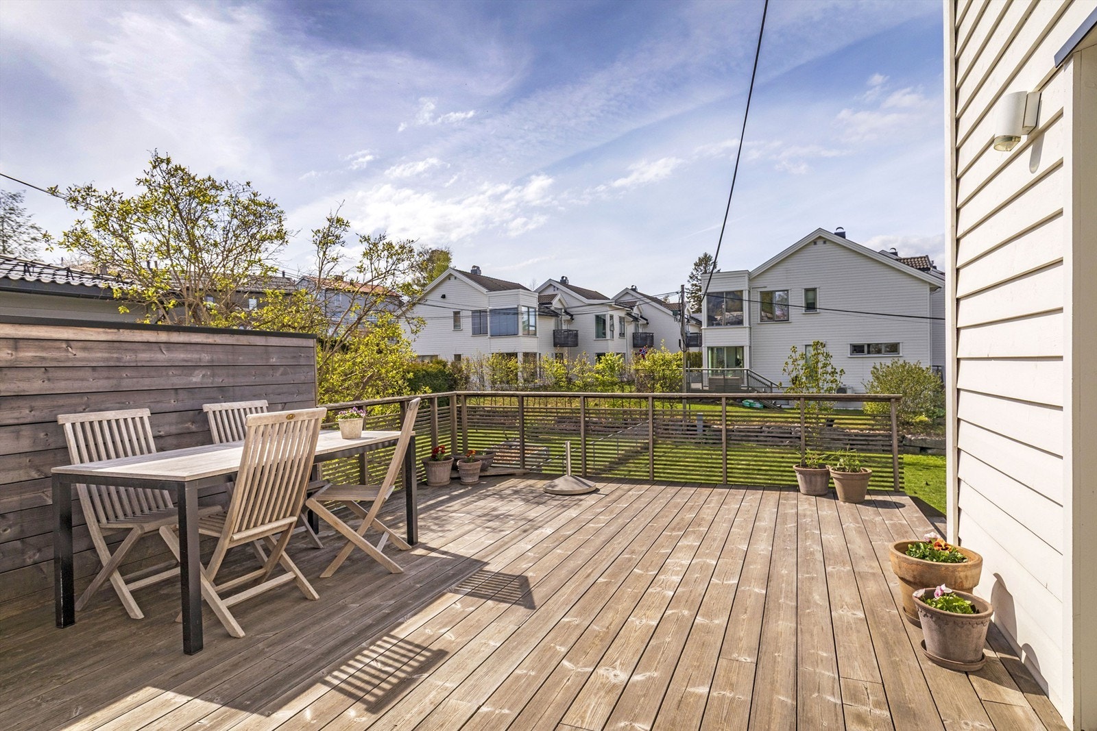Stor sørvestvendt terrasse med god plass til både spisegruppe, grill og en loungesofa Galleribilde